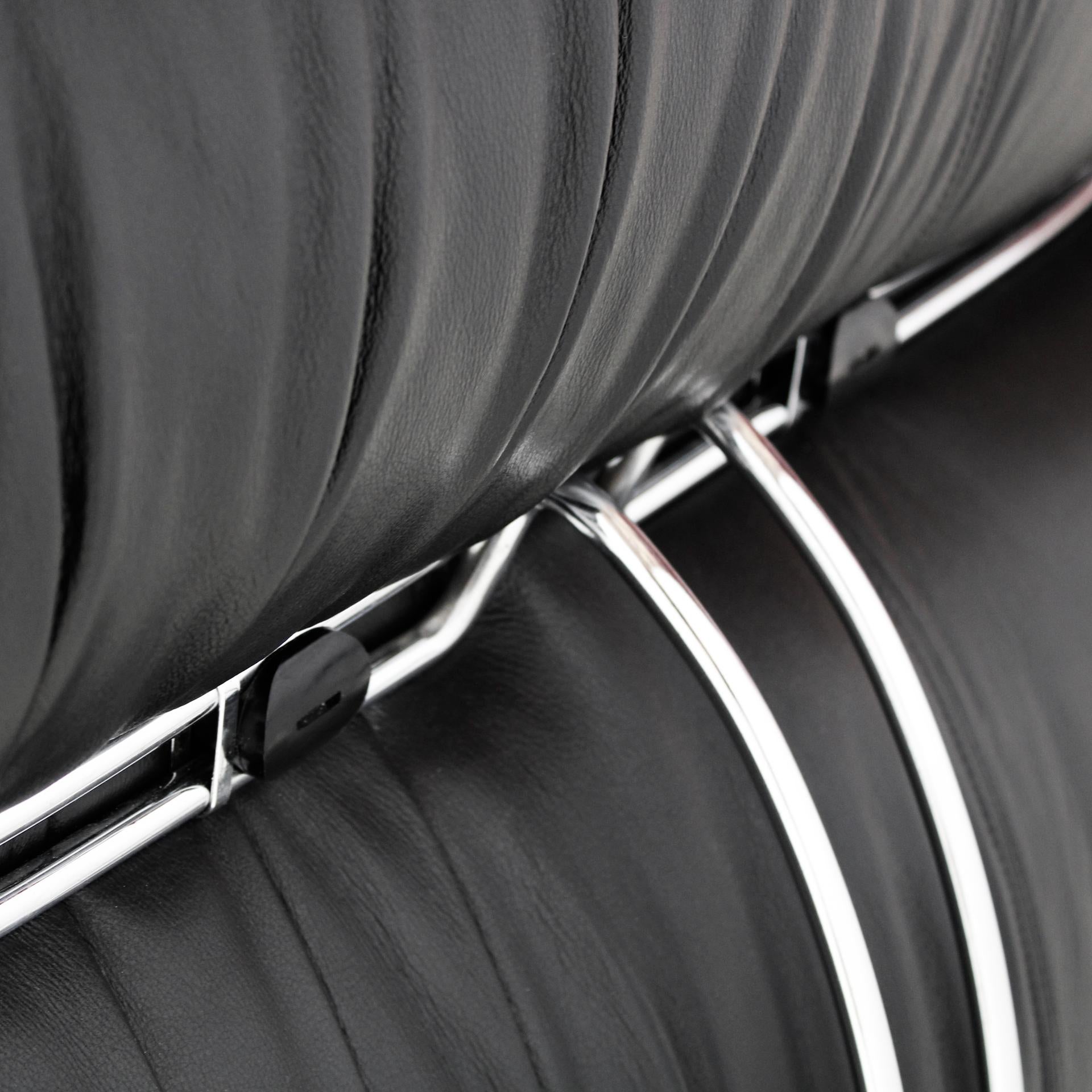 Milieu du XXe siècle The Moderns Modern Reupholstered Black Leather Soriana Italian Sofa Vintage en vente