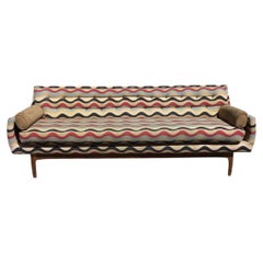 Modernes, neu gepolstertes Vintage-Sofa aus der Jahrhundertmitte, ca. 1950er Jahre
