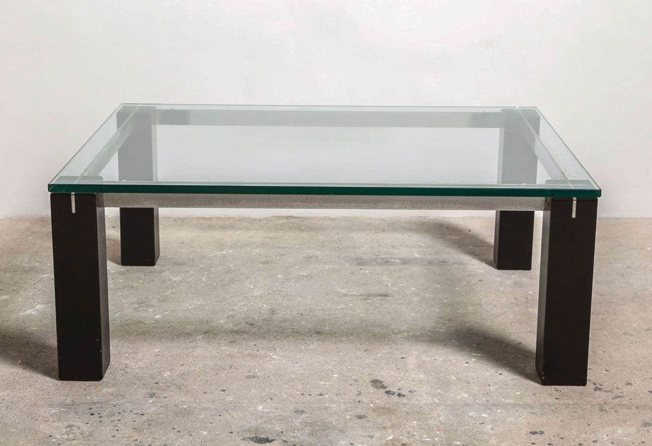 Une table basse rectangulaire en acier chromé et plateau en verre transparent.Cette table basse moderne midcentury s'adaptera à toute maison classique ou moderne et sera un véritable trésor pour votre intérieur.