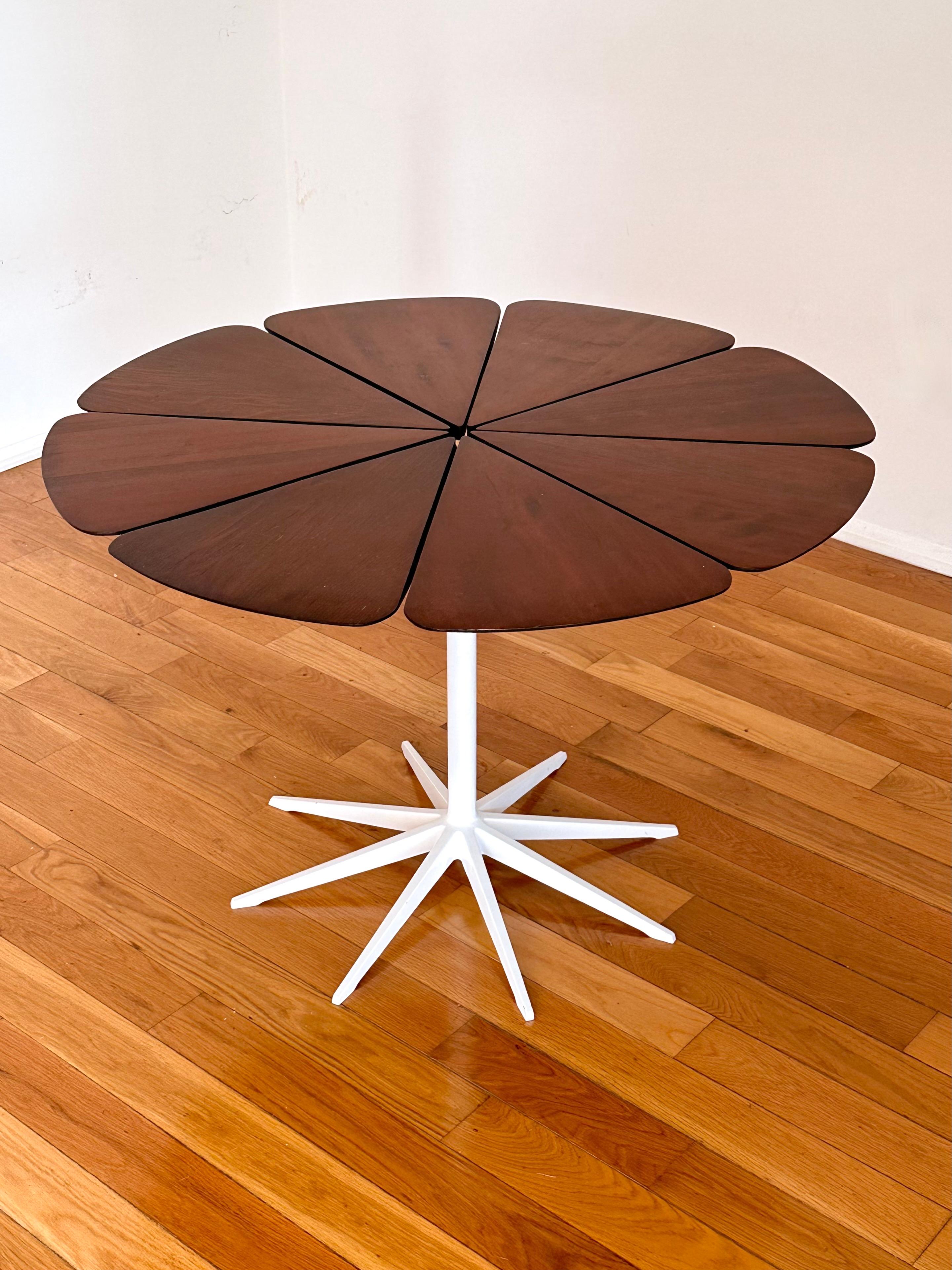 A 42 inch round Petal dining table designed by Richard Schultz for Knoll circa 1960s

Eight redwood petals on a white enameled cast iron star base

42