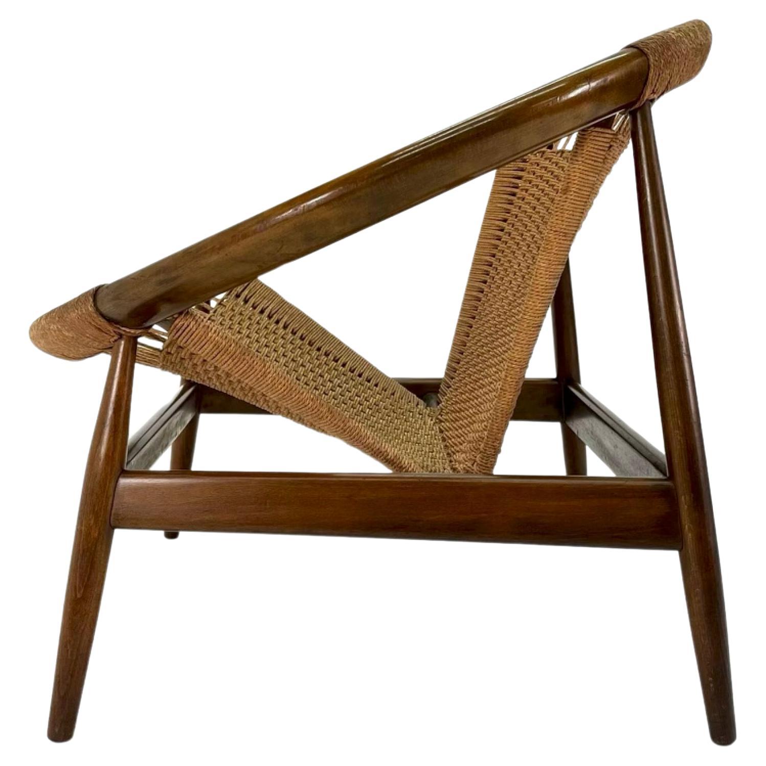 Ce fauteuil Ringstol Lounge d'Illum Wikkelsø est une expression parfaite du modernisme danois et un plaisir architectural et visuel. Il présente un cercle époustouflant plié à la vapeur en hêtre massif. Véritable classique de la modernité du milieu