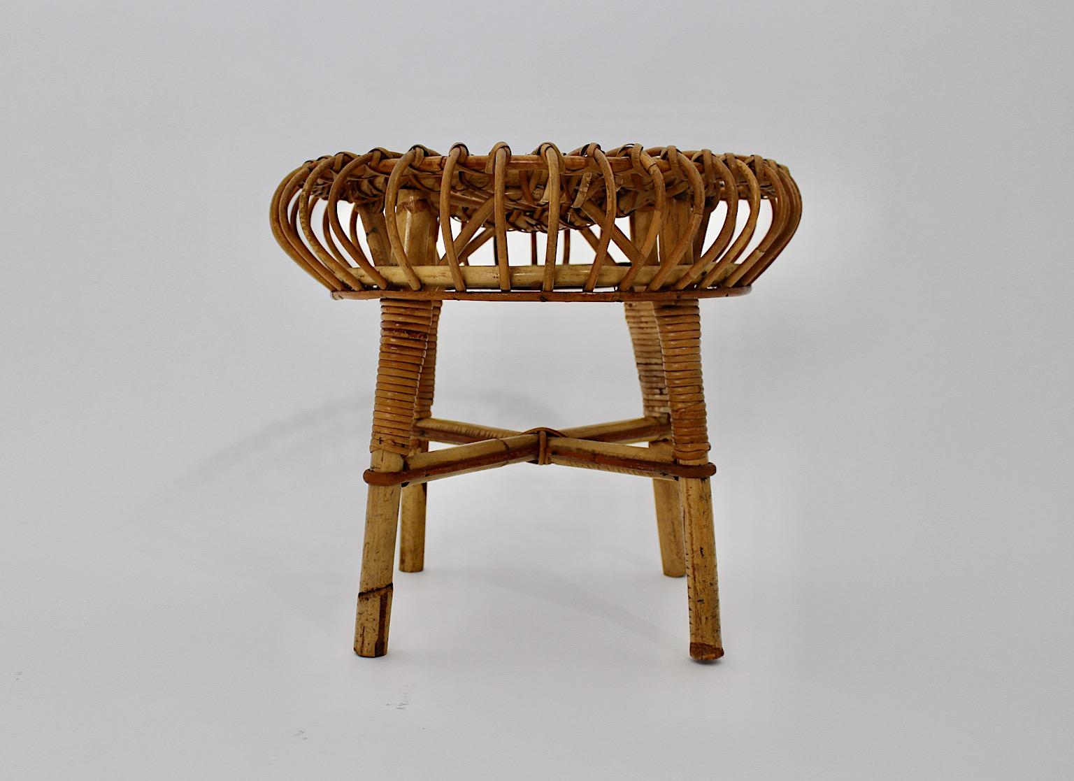 Tabouret vintage de style circulaire en rotin, attribué à Bonacina, Italie, années 1950.
Un tabouret circulaire étonnant avec un beau réseau de rotin au siège et du rotin enveloppé aux jambes dans un état stable et robuste.
Un tabouret léger et