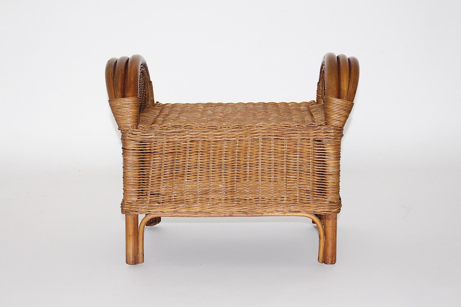 Mid-Century Modern Riviera-Stil Vintage braun Hocker oder Hocker aus Rattan 1950er Jahre Österreich in schöner Form mit Rattan-Netzwerk und zwei seitlichen Stützen.
Möbelstücke aus Rattan bringen eine lebendige und warme Note in Ihr Interieur und