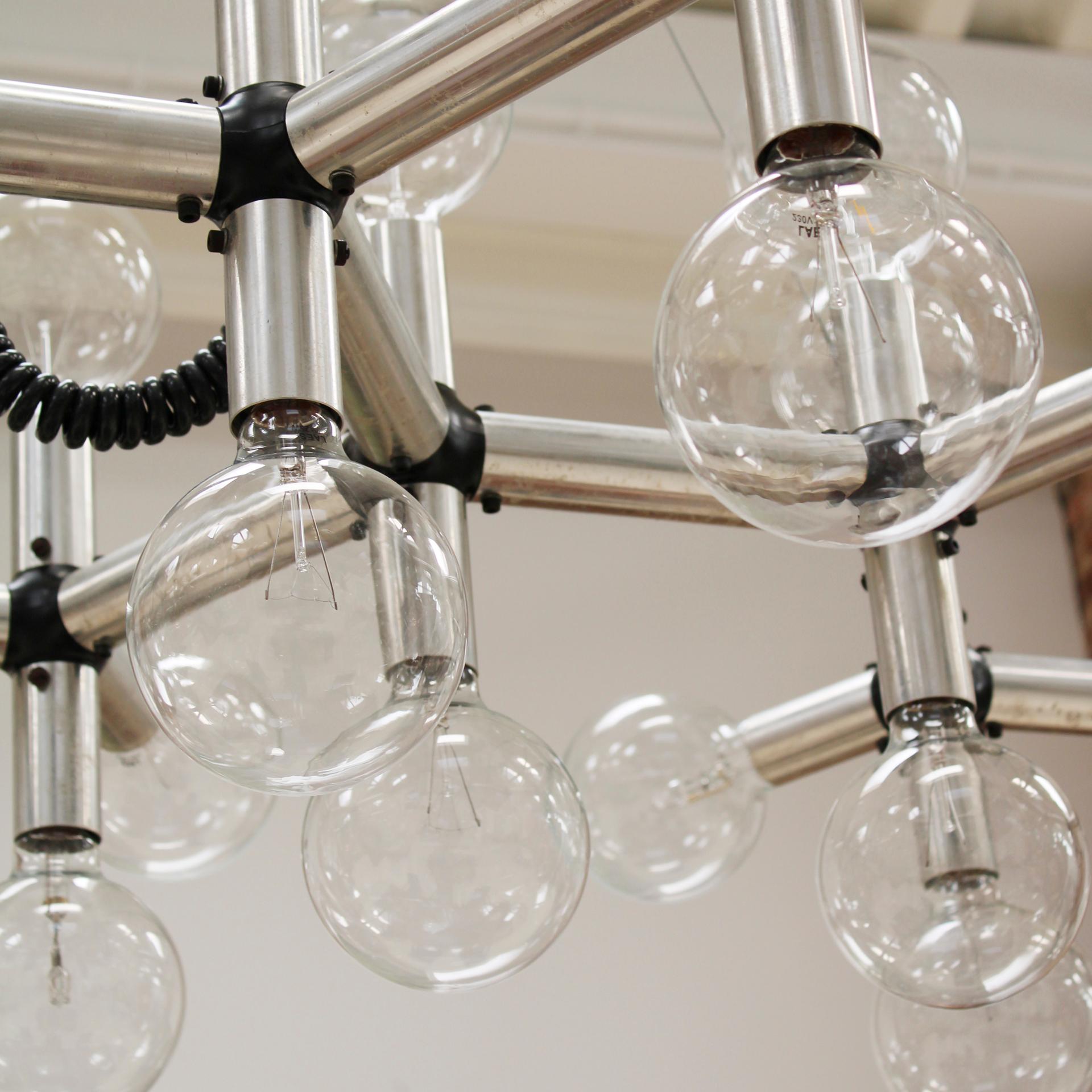 Suisse Lampe à suspension hexagonale atomique Robert Haussmann en aluminium, moderne du milieu du siècle dernier  en vente