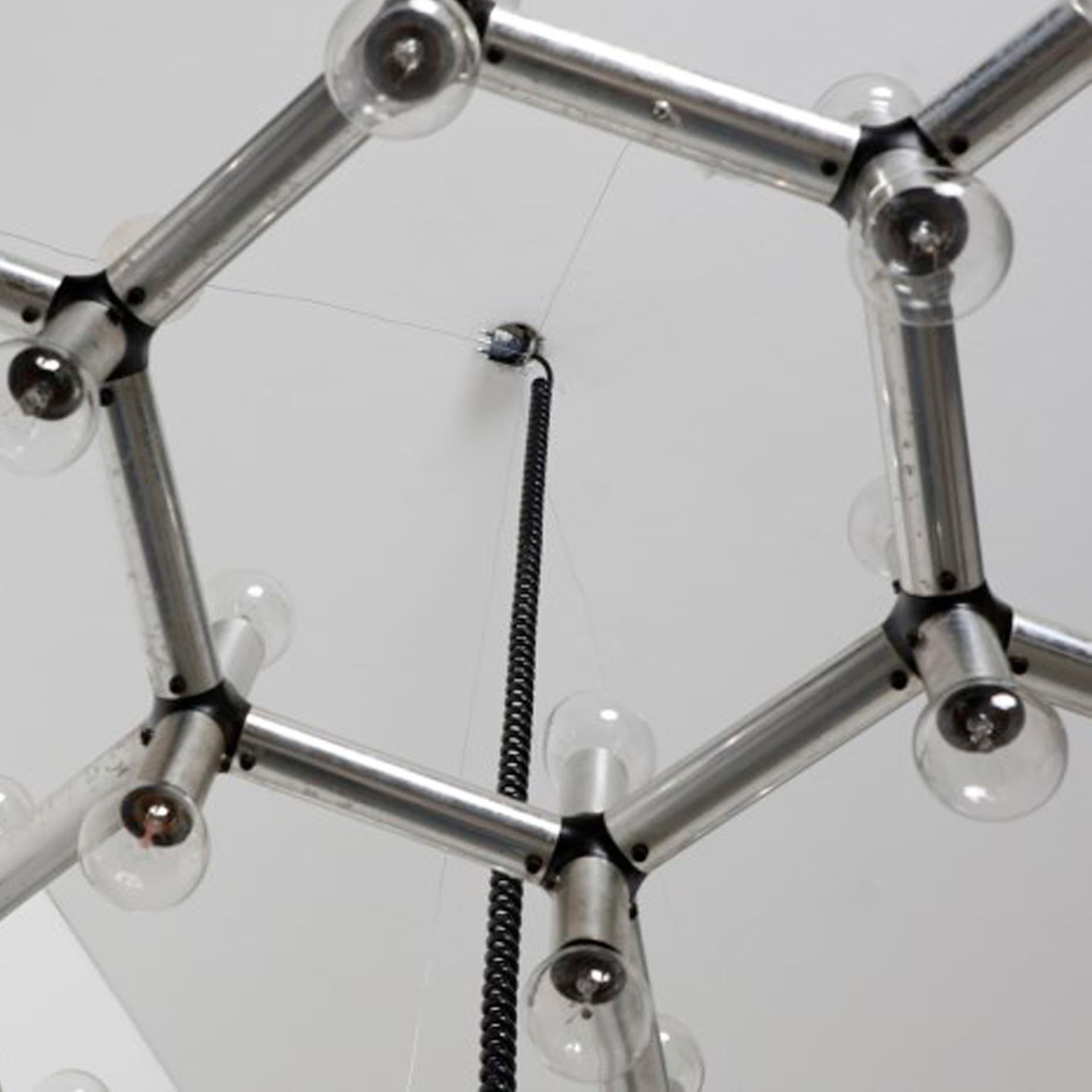 Lampe à suspension hexagonale atomique Robert Haussmann en aluminium, moderne du milieu du siècle dernier  Bon état - En vente à Madrid, ES