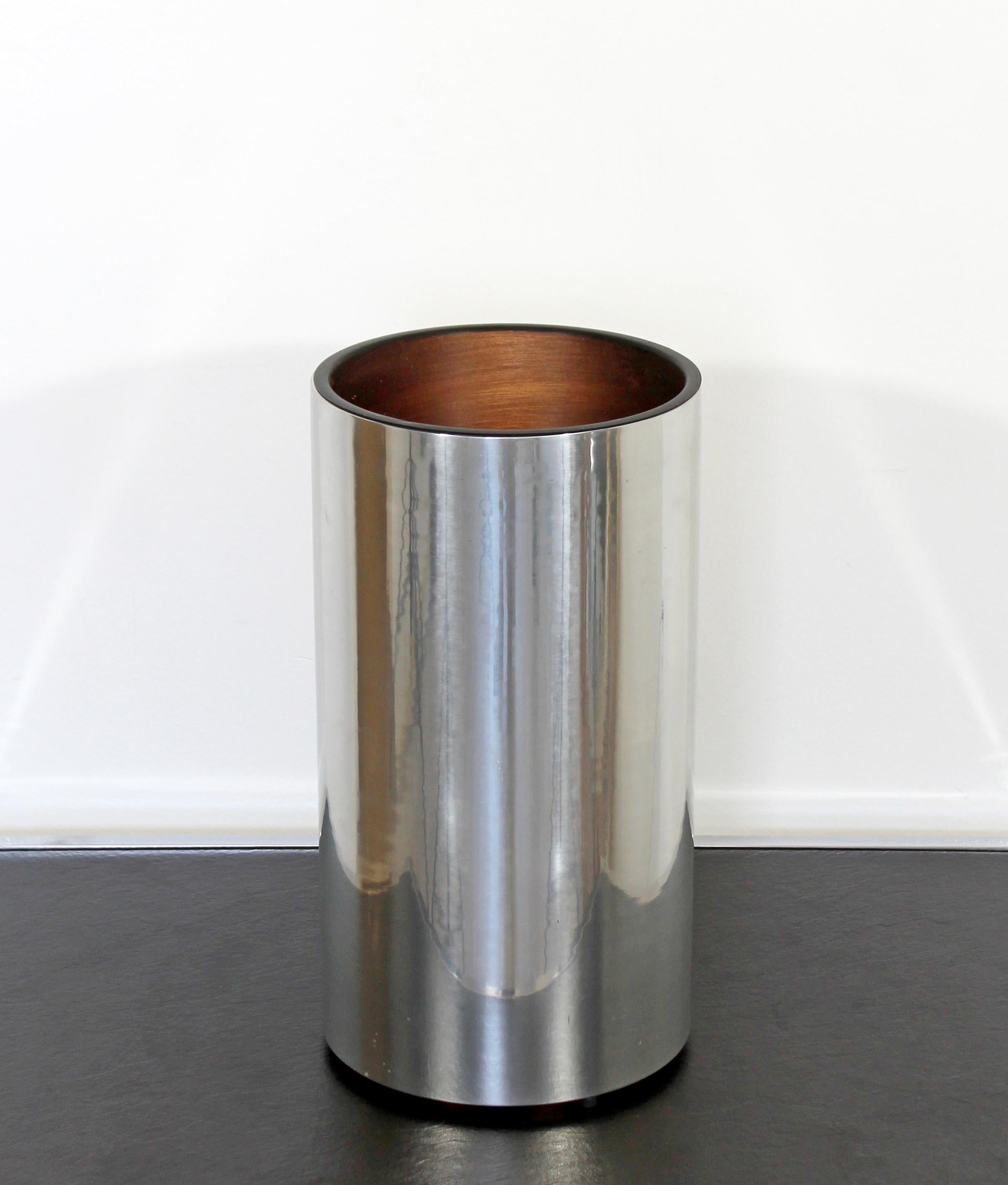 For your consideration is a sweet, cylindrical chrome uplight table lamp, in the can style, by Robert Sonneman, with a tag, circa the 1960s-1970s. In very good condition. The dimensions are 8