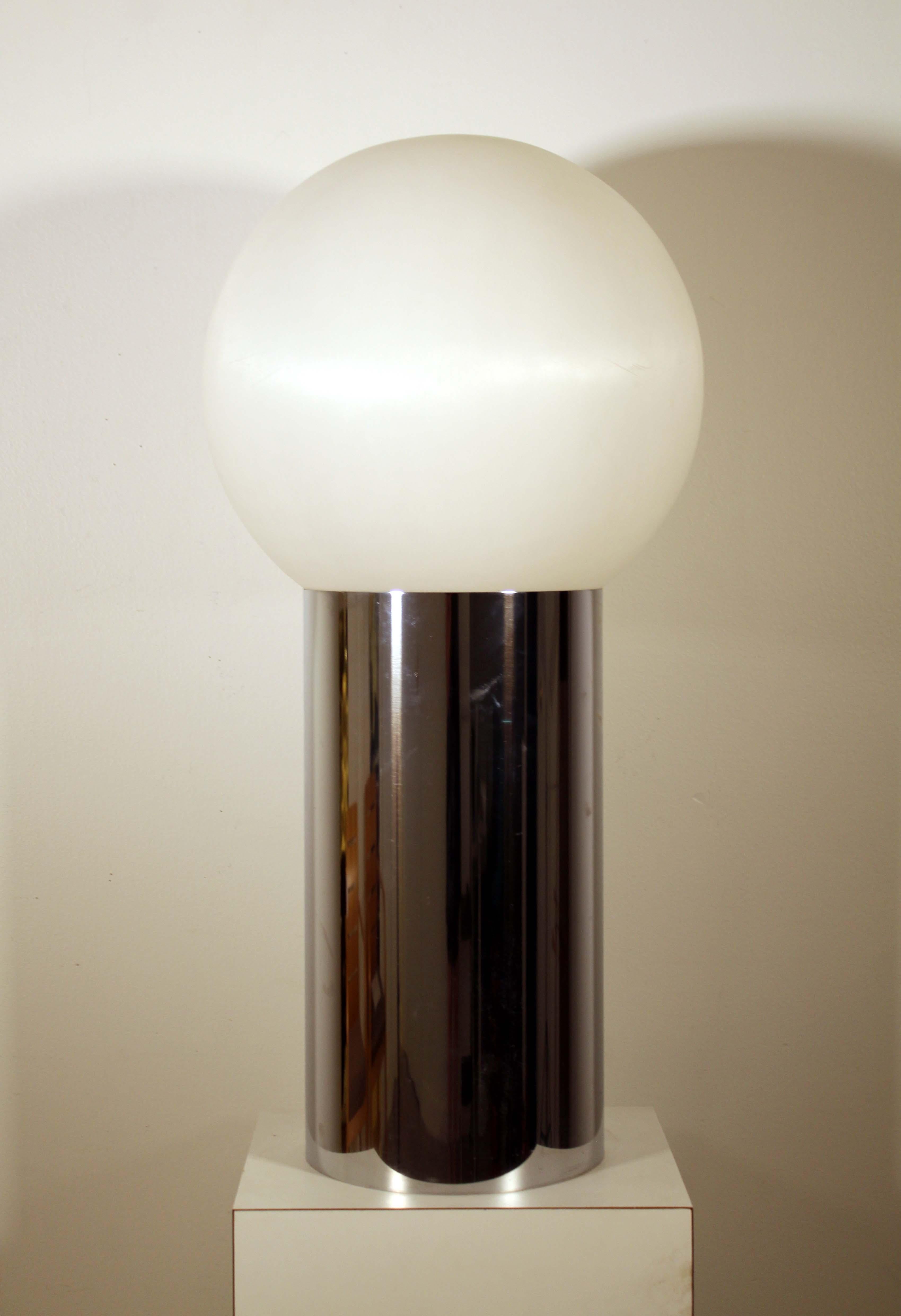 This magnificent Robert Sonneman cylinder lamp. Twist dial to adjust lighting. In very good condition. Dimensions: 16