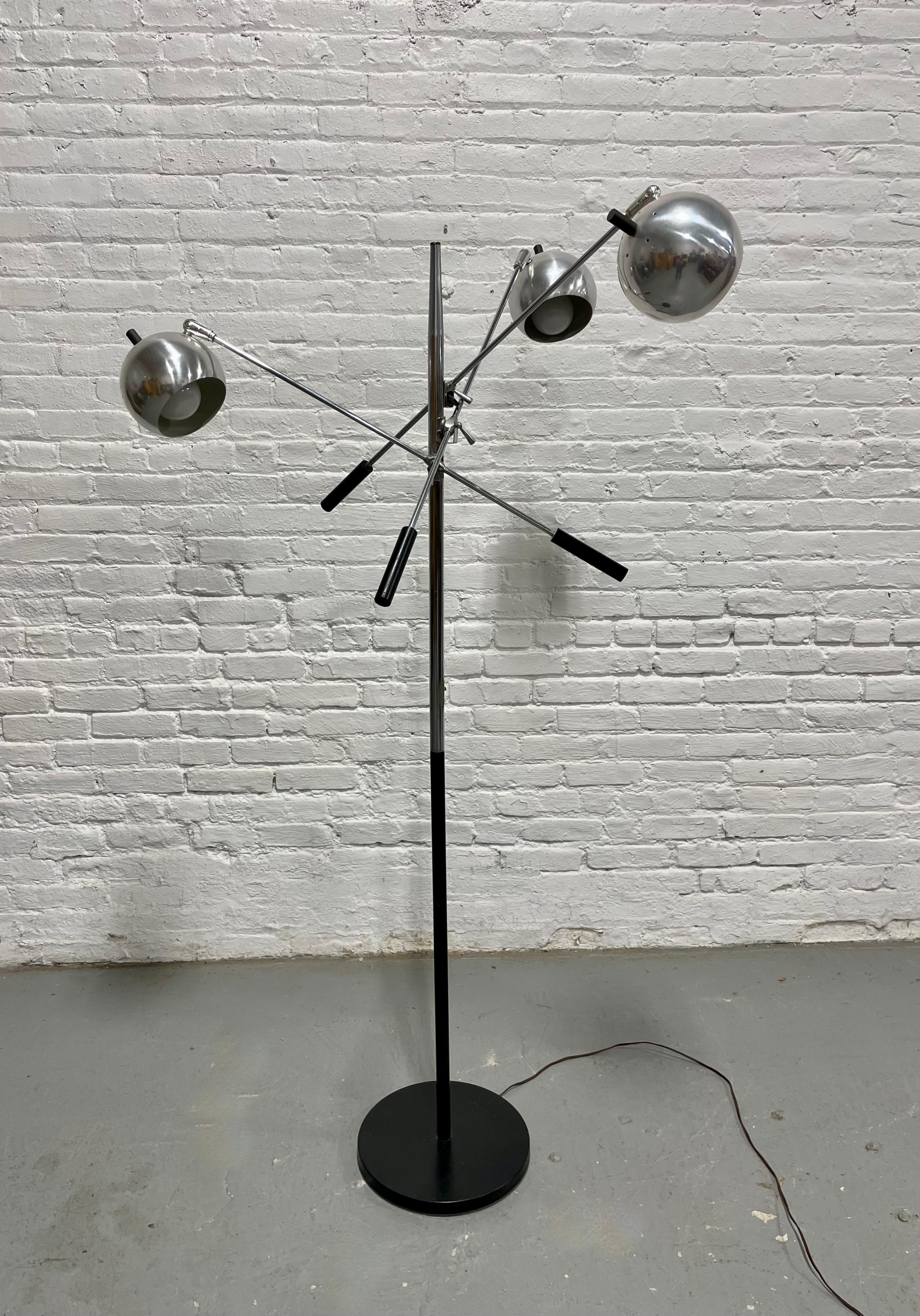 Lampada da terra cromata del Mid Century Modern con tre paralumi regolabili a forma di 