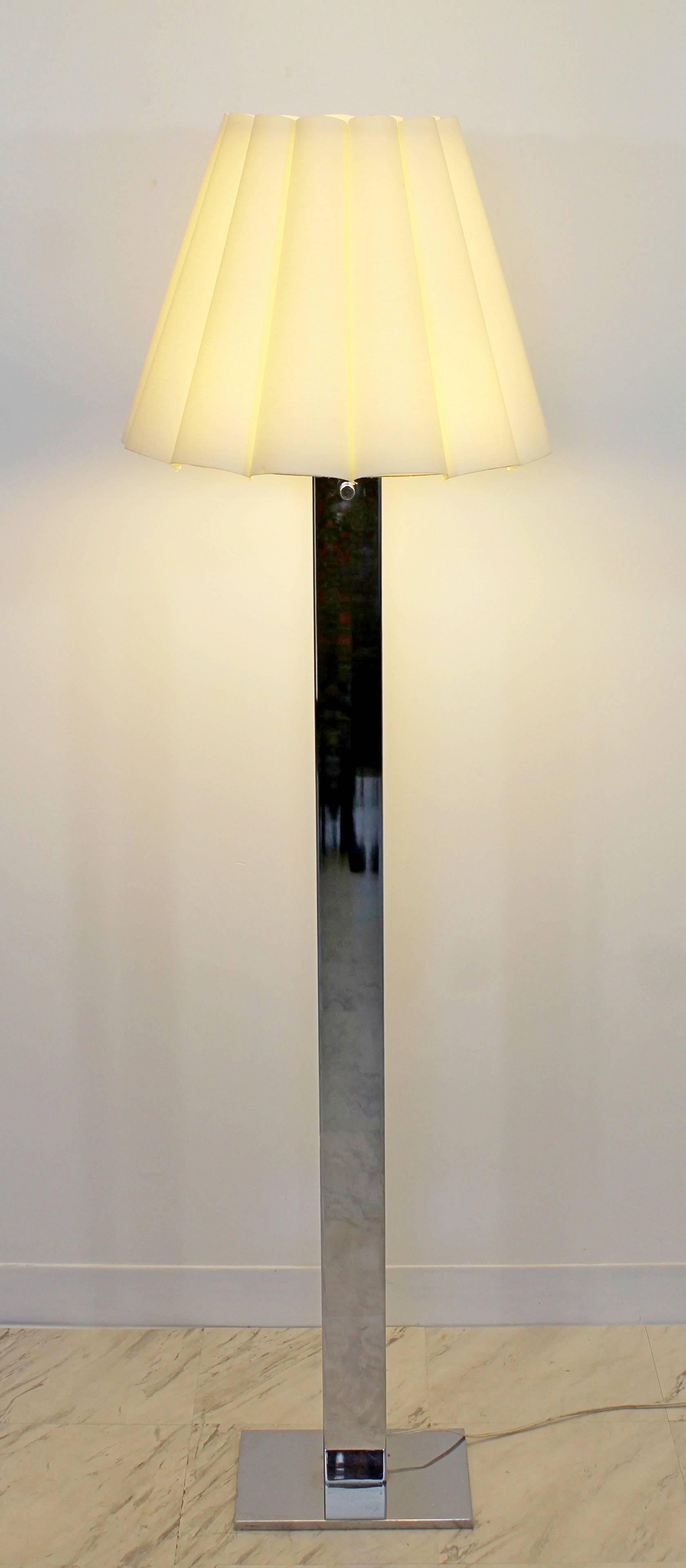 For your consideration is a Robert Sonneman five bulb floor lamp, made of polished steel chrome, with original shade and finial, circa the 1970s. In excellent condition. The dimensions of the lamp are 11