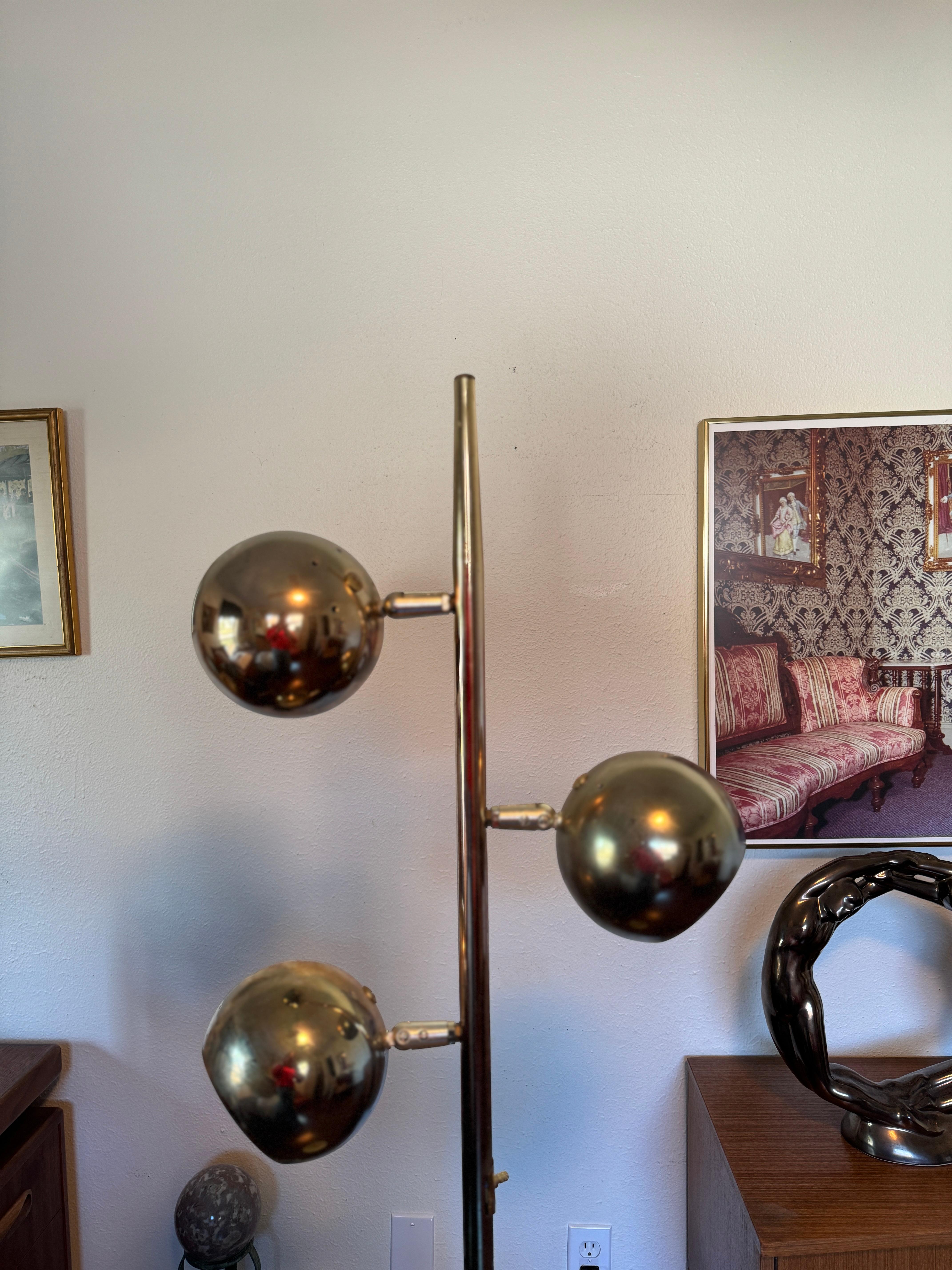  Mid century modern Robert Sonneman style 3 globe brass floor lamp, circa 1960s For Sale 4