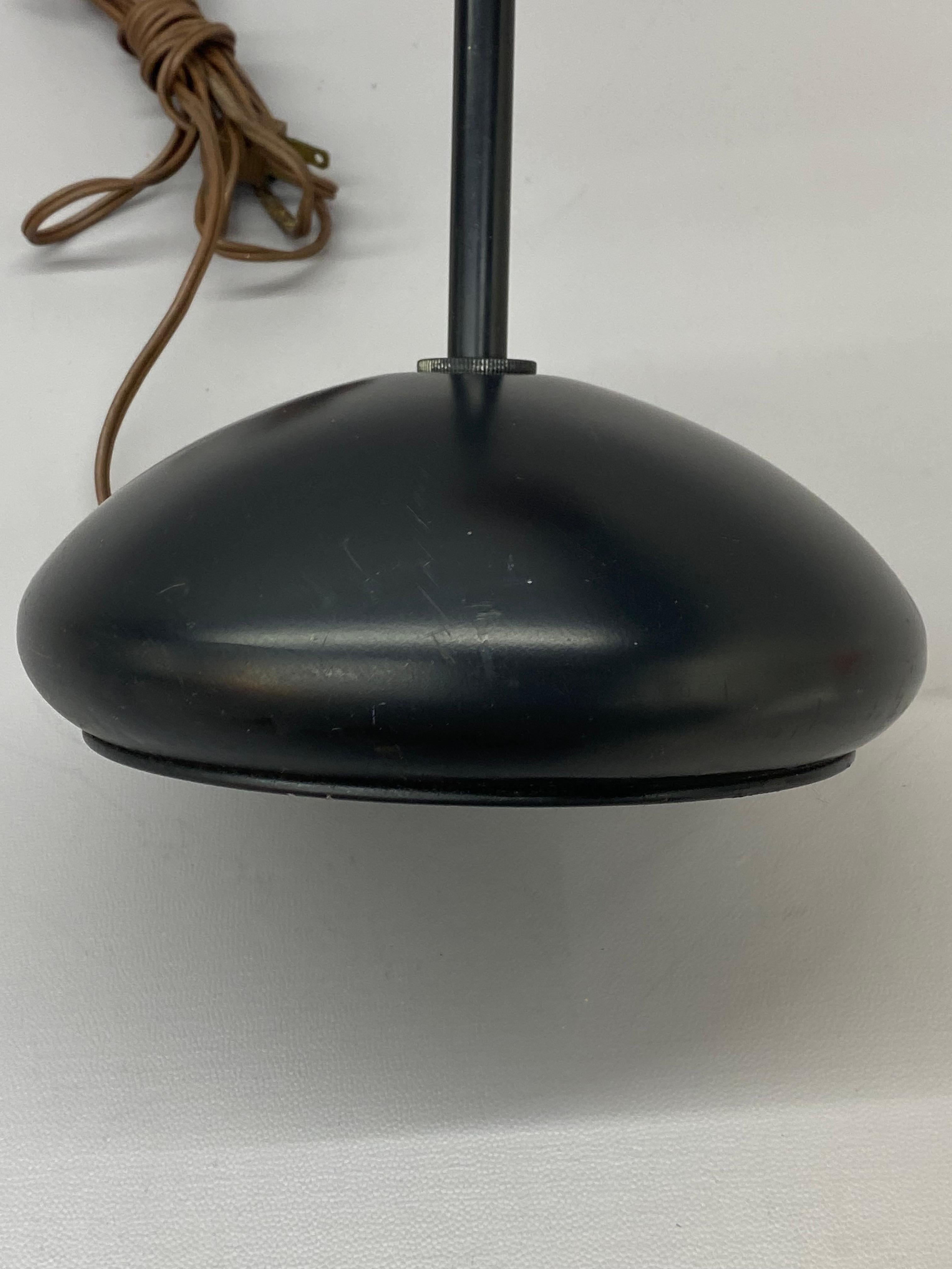 Mid Century Modern Robert Sonneman Tear Drop Table Lamp In Good Condition For Sale In Garnerville, NY