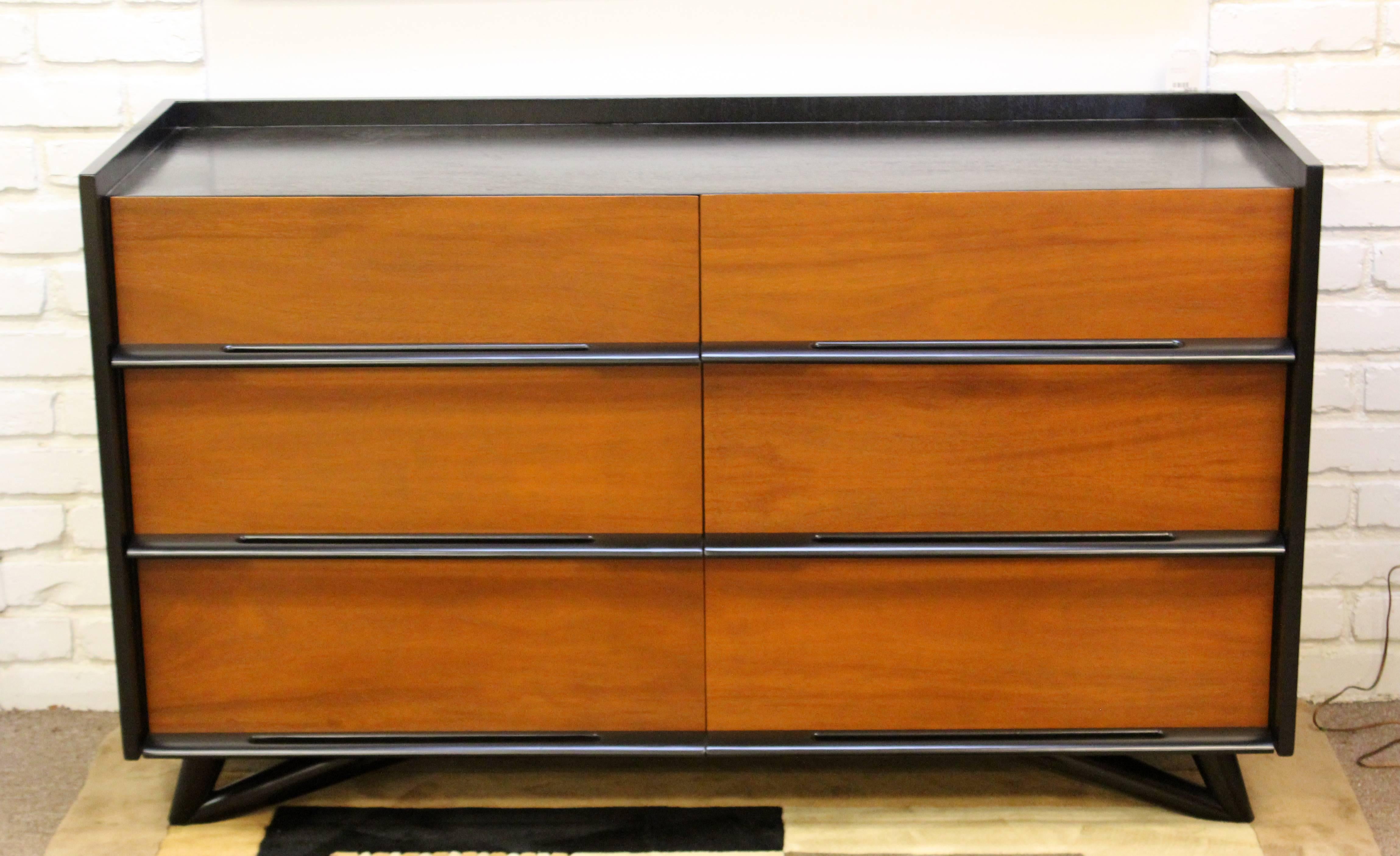 For your consideration is a magnificent dresser or credenza, walnut wood with black lacquered top and sides and six drawers, by Robinson Furniture, in the style of Eero Saarinen, circa 1950s. In excellent condition. Professionally refinished. The