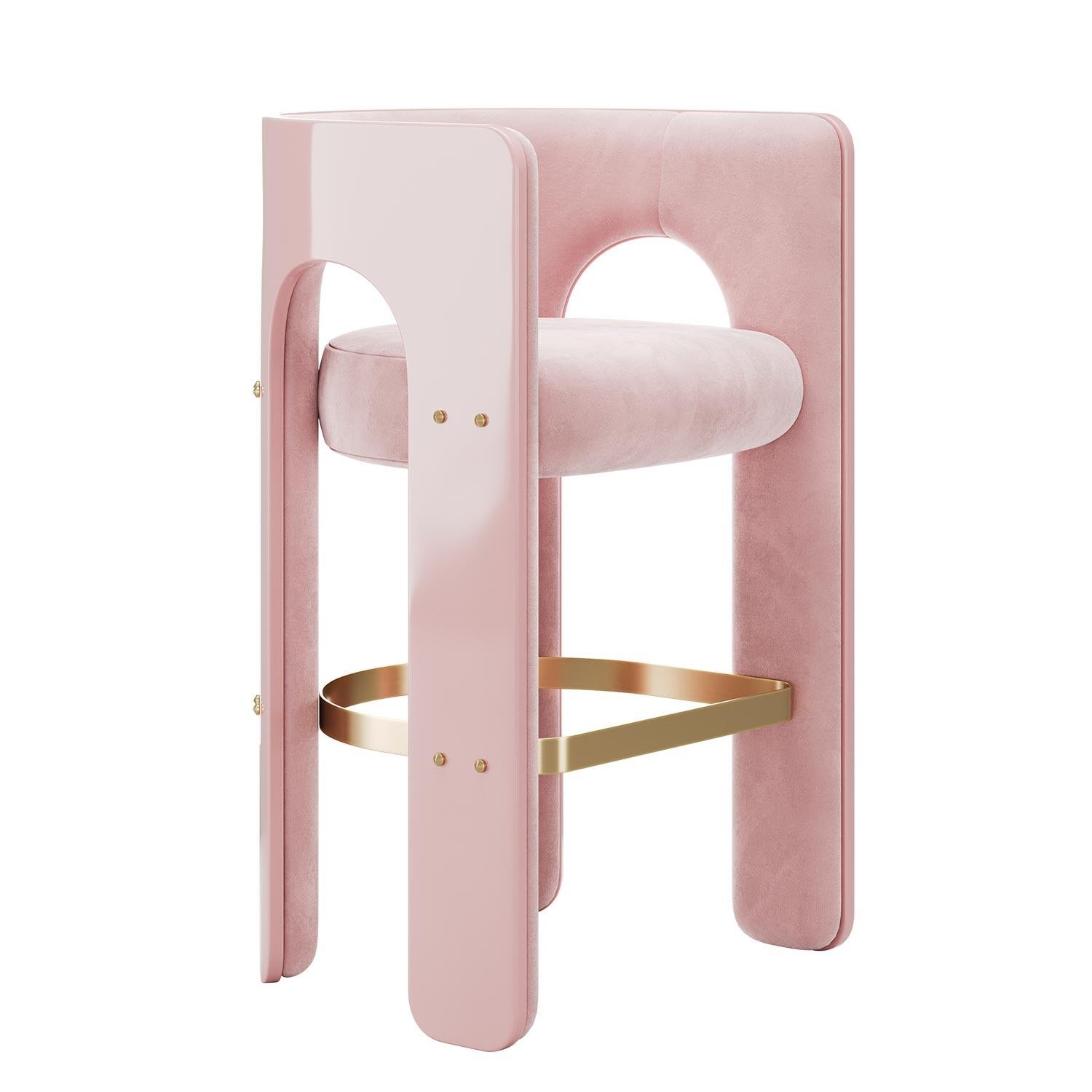 Fusionnant sans effort une élégance sculpturale et des proportions raffinées, le tabouret de bar Robusta est né d'une étude sur les dualités. L'interaction de l'absence et de la présence, de la masse et du vide, reflète une philosophie de conception