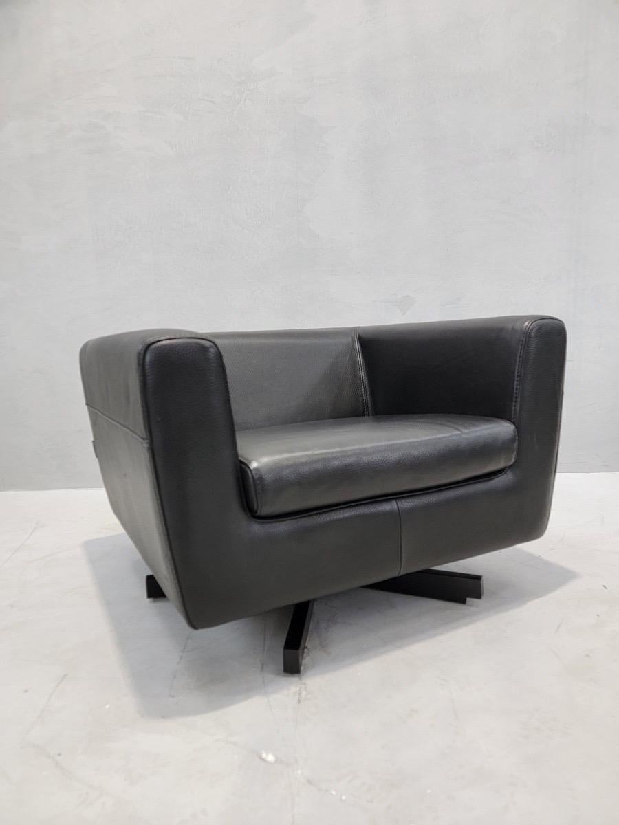 Mid Century Modern Roche Bobois Swivel Lounge Chair

This Roche Bobois swivel lounge chair has clean minimalist lines and a neutral color, making it perfect for any modern space. It would be a super comfortable desk chair. It sits on a X-steel