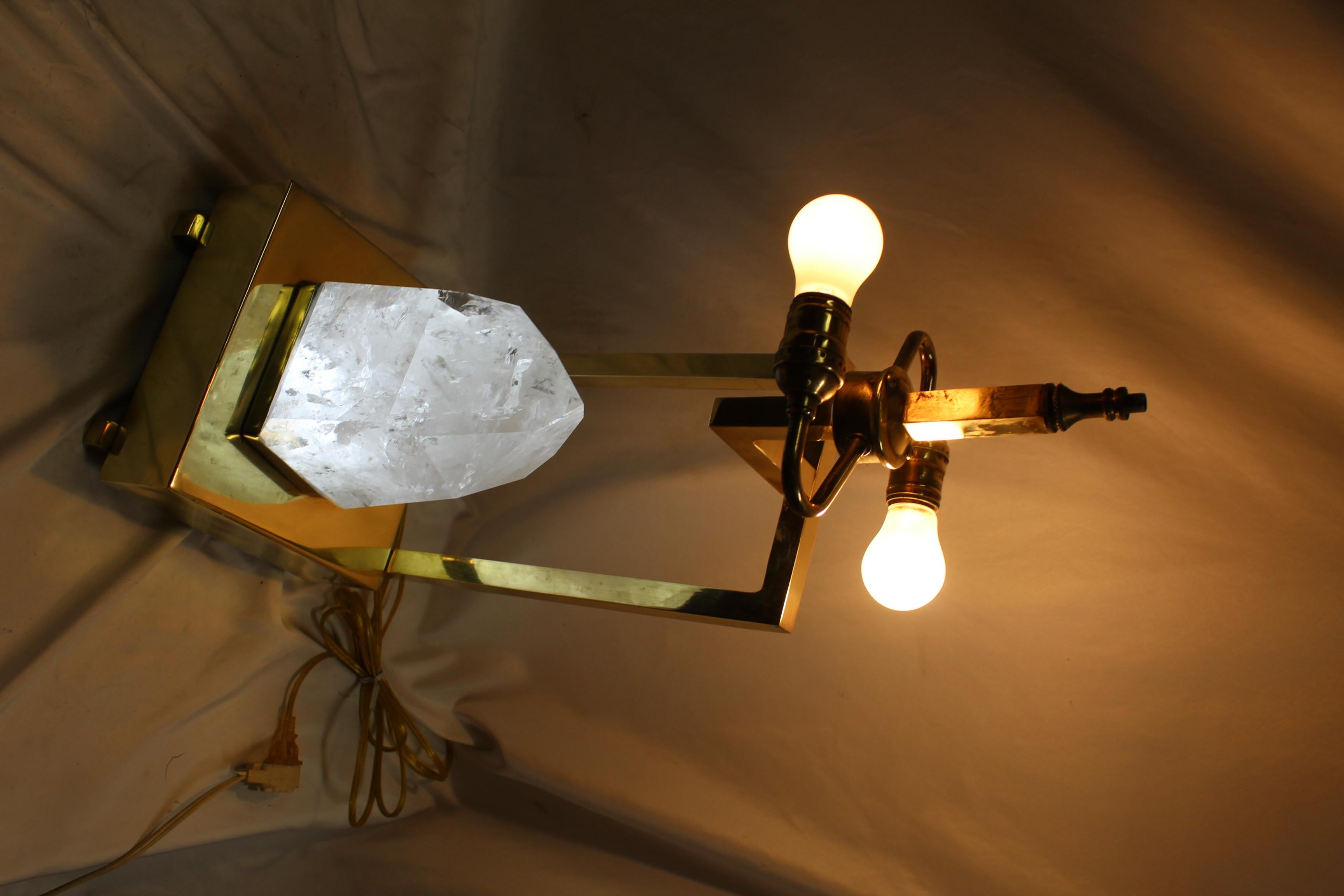 Lampada in cristallo di rocca di metà secolo/moderno, ottone lucidato a specchio. Base a LED in vendita 2