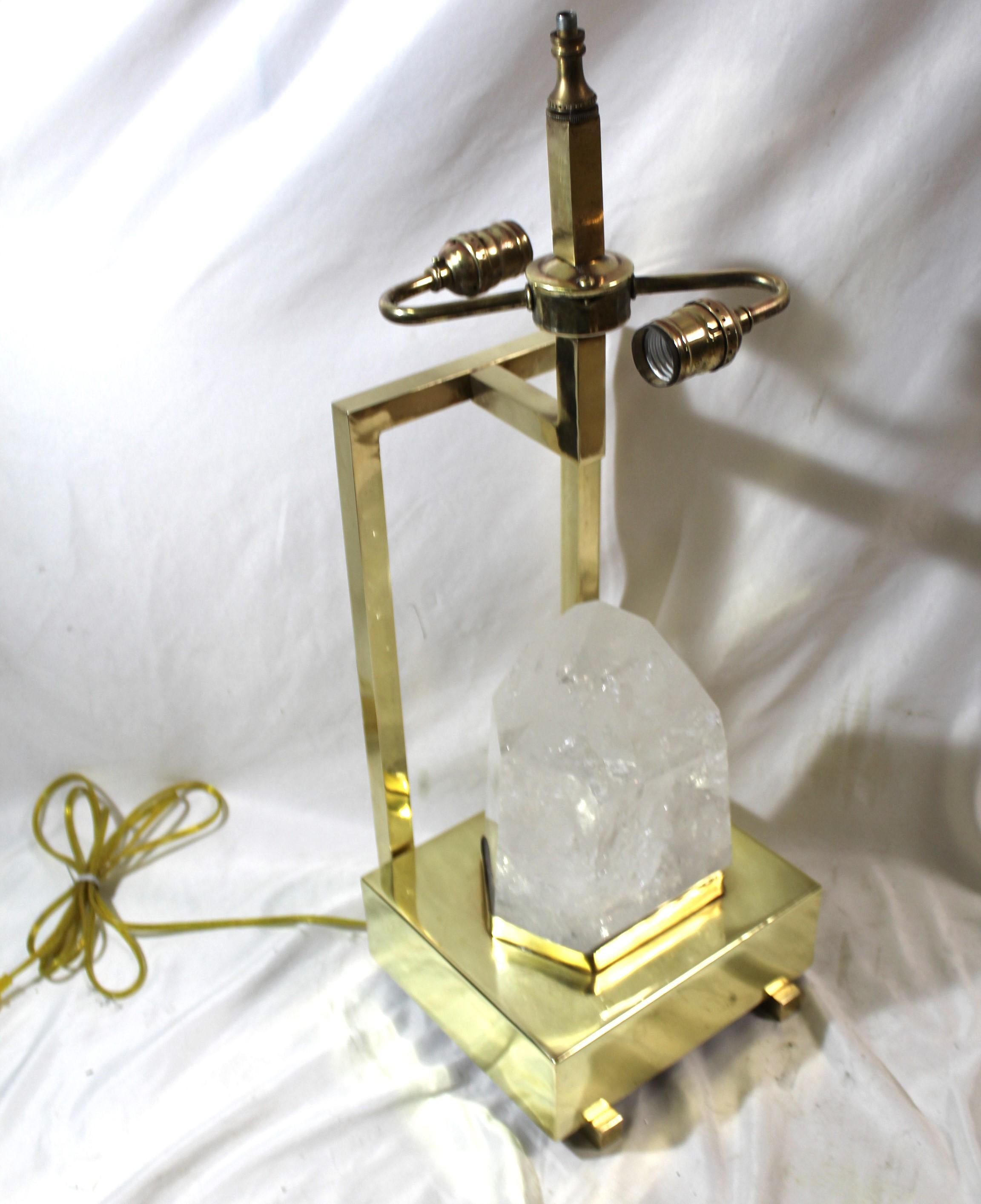Lampada in cristallo di rocca di metà secolo/moderno, ottone lucidato a specchio. Base a LED in vendita 4