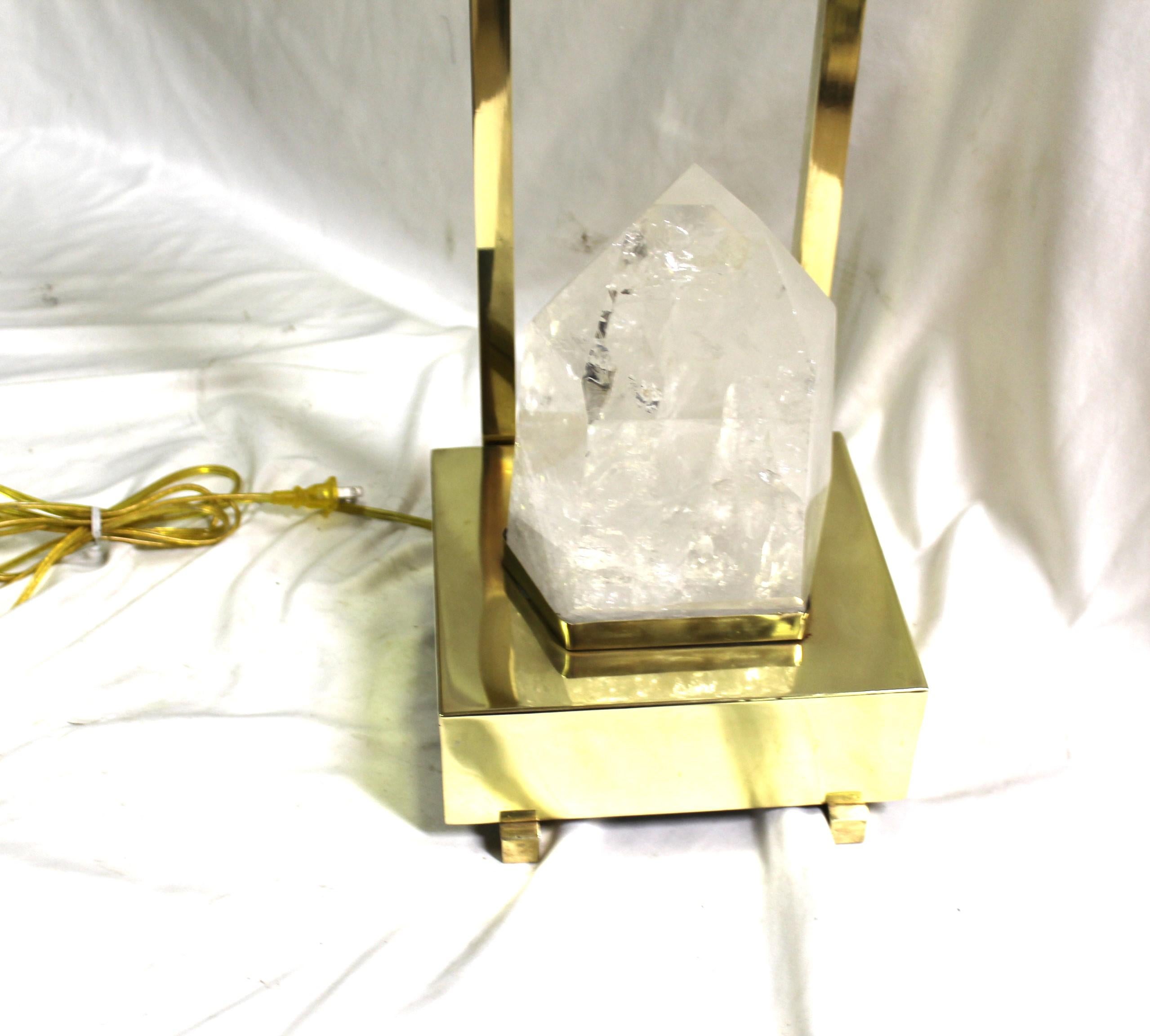 Incredibile lampada in cristallo di rocca, progettata e realizzata su misura per un famoso designer di Los Angeles.  La struttura e la base sono in ottone massiccio con finitura lucida, il corpo è dotato di una doppia presa a grappolo. Il cristallo