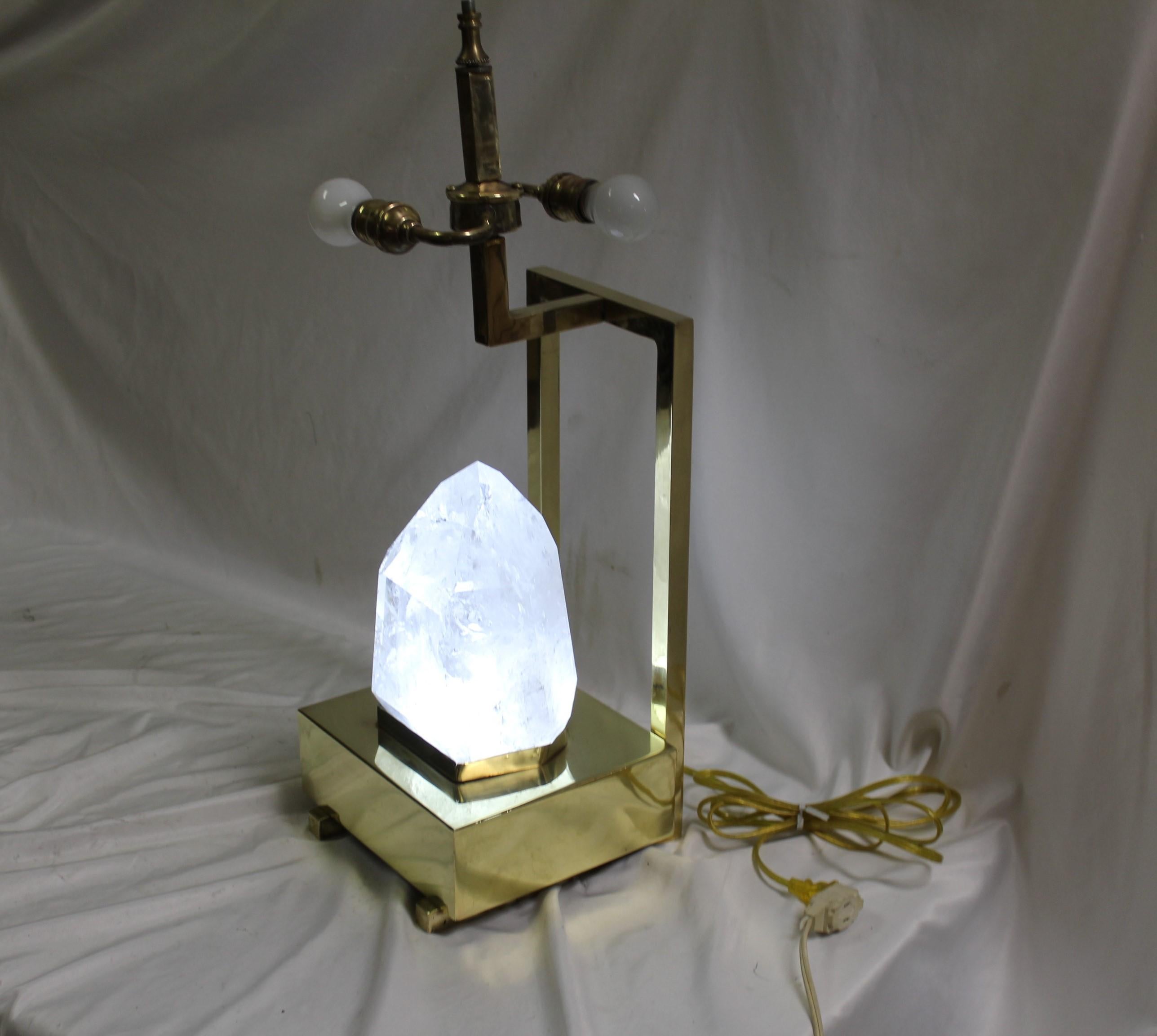 Metallo Lampada in cristallo di rocca di metà secolo/moderno, ottone lucidato a specchio. Base a LED in vendita