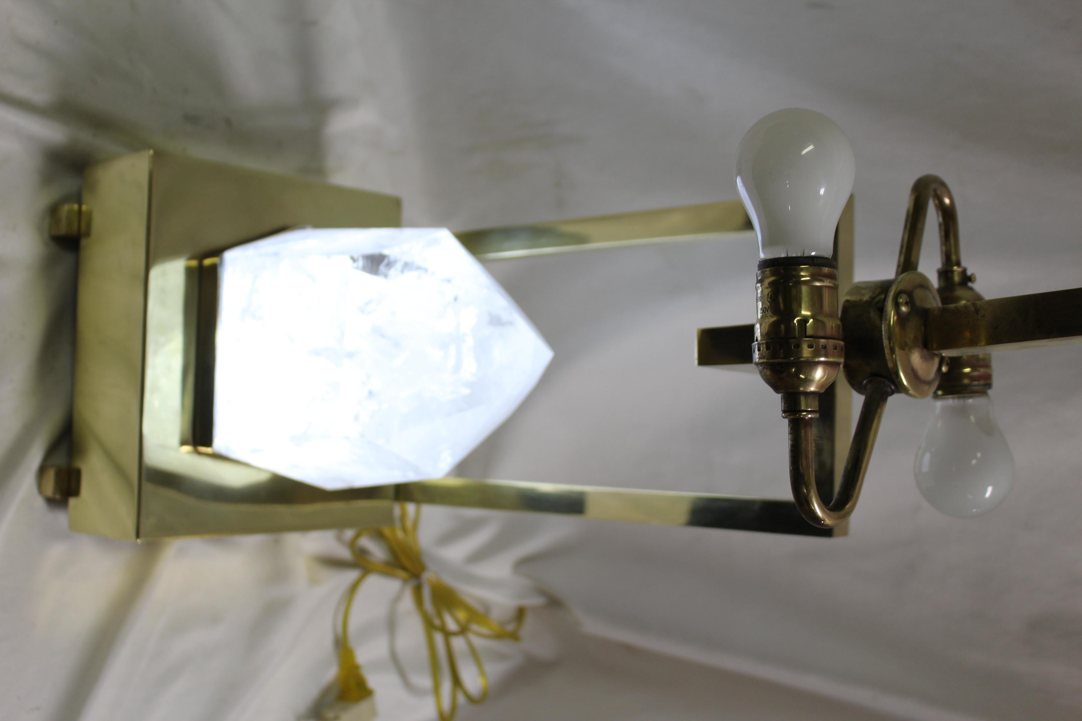 Lampada in cristallo di rocca di metà secolo/moderno, ottone lucidato a specchio. Base a LED in vendita 1