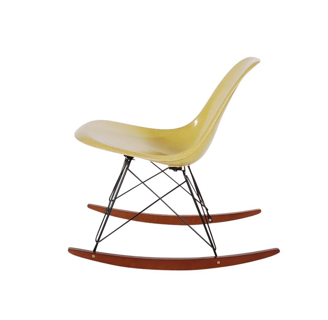 Mid-Century Modern Rocking Chair by Charles Eames for Herman Miller in Yellow In Excellent Condition In Philadelphia, PA