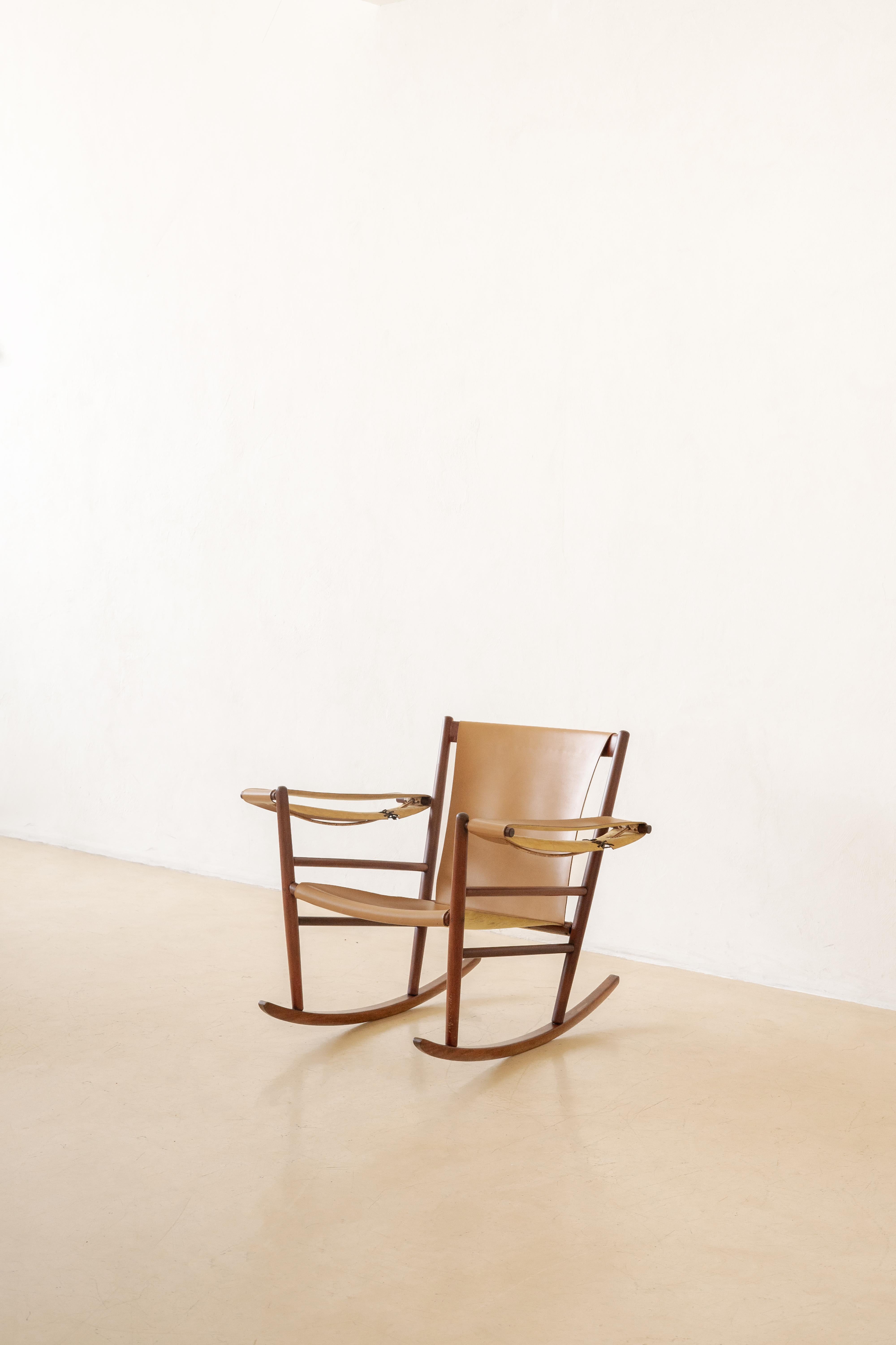 Questa sedia a dondolo fu uno dei primi pezzi prodotti da Joaquim Tenreiro (1906-1992) quando aprì il suo negozio Langenbach & Tenreiro nel 1947.

Molto più che un designer e un artista, Tenreiro era un intellettuale e un pensatore della cultura