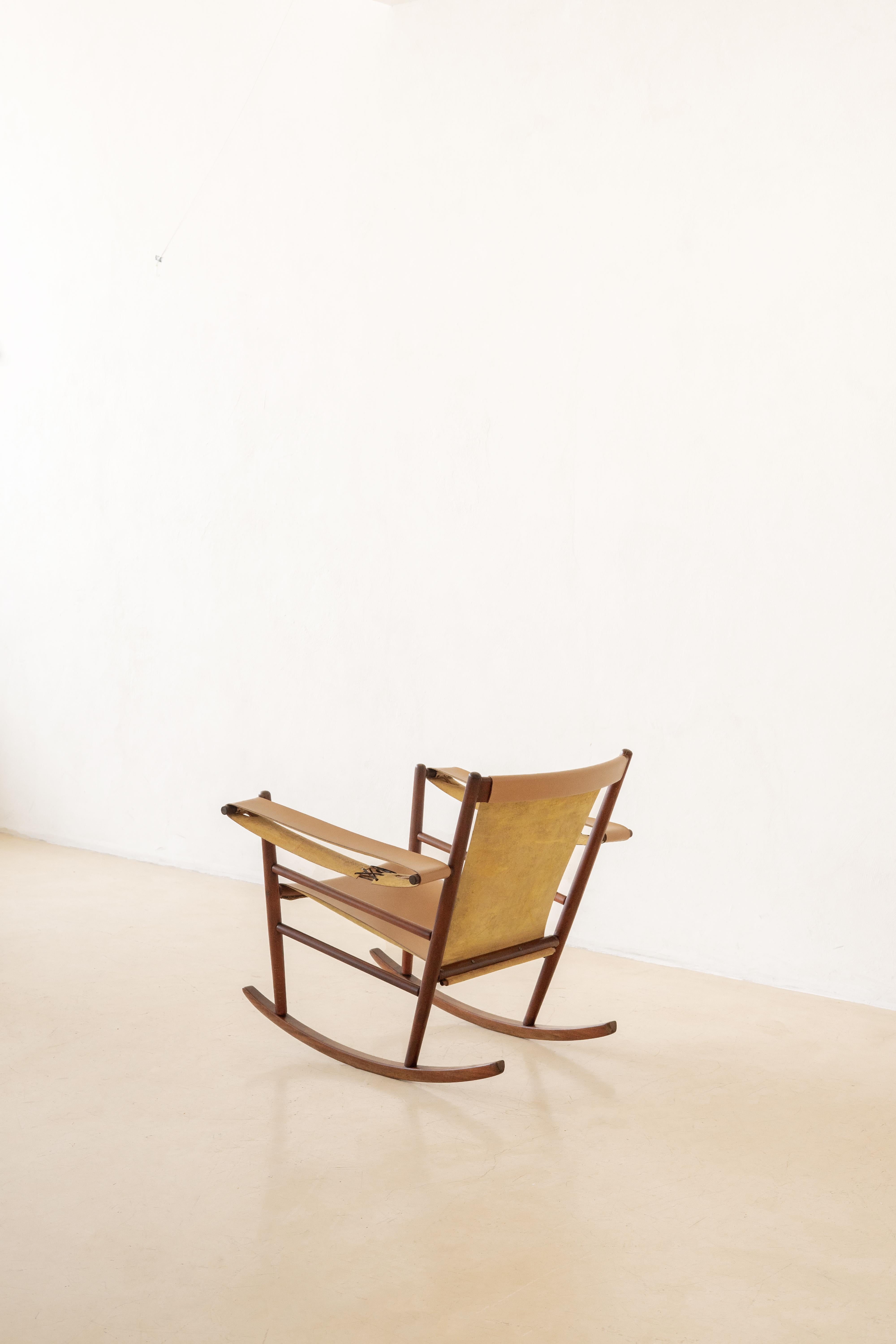 Sedia a dondolo, Tenreiro, Design di metà secolo, Design brasiliano, Palissandro, anni '40 In condizioni buone in vendita a New York, NY