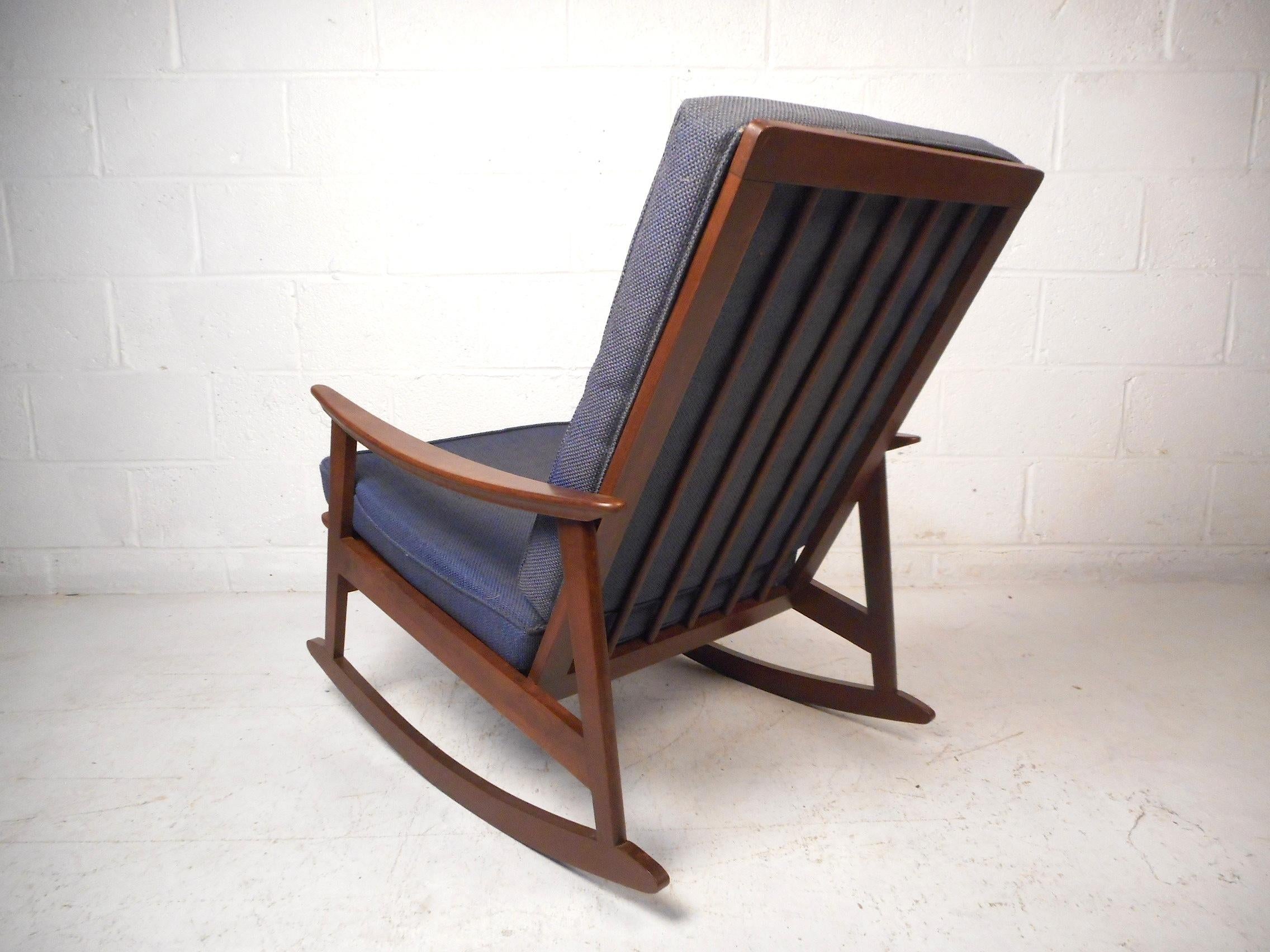 Chaise à bascule Mid-Century Modern Bon état - En vente à Brooklyn, NY