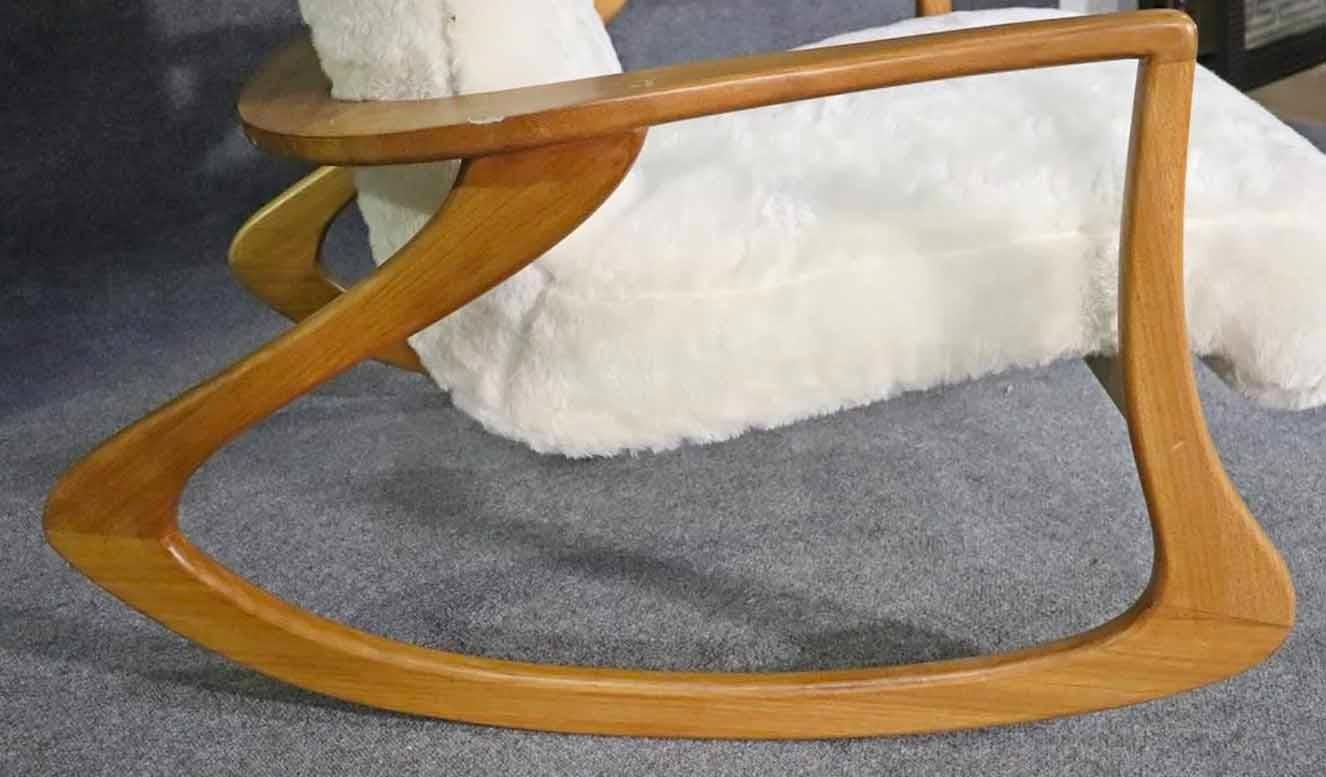 Bois Chaise à bascule Mid-Century Modern en vente