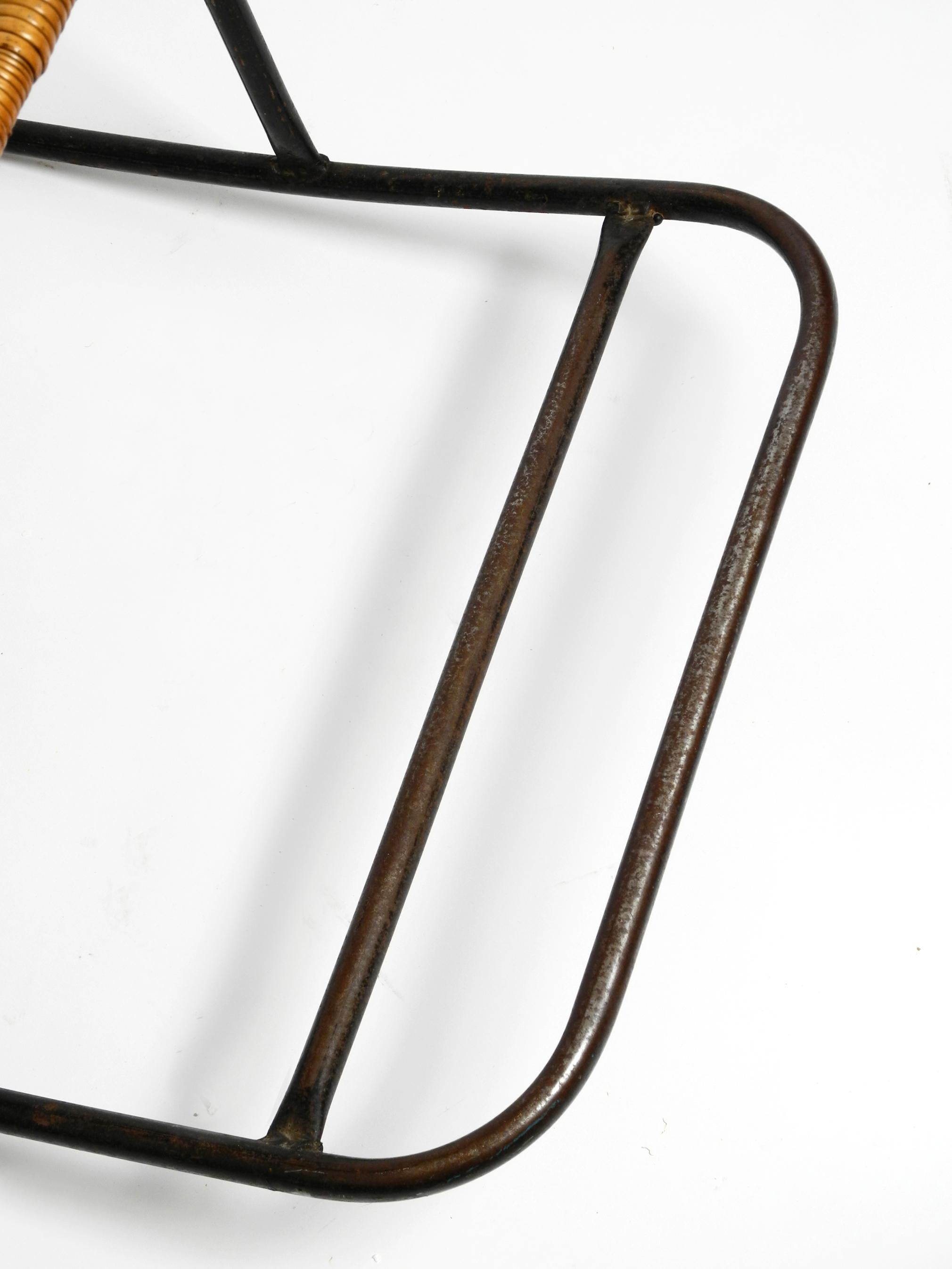 Moderner Schaukelstuhl aus der Mitte des Jahrhunderts aus schwarz lackiertem Metall und Rattan im Angebot 3