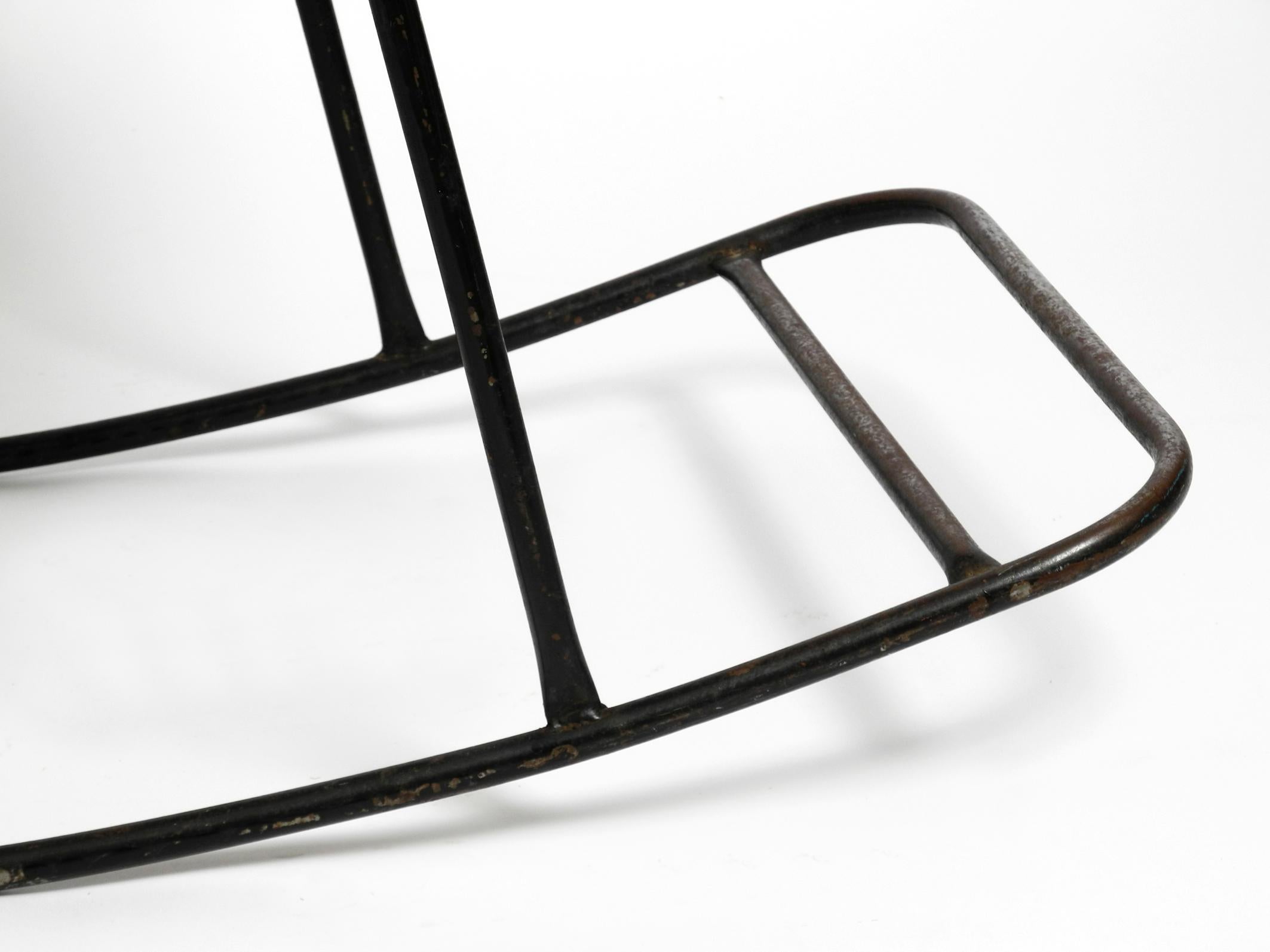 Moderner Schaukelstuhl aus der Mitte des Jahrhunderts aus schwarz lackiertem Metall und Rattan im Angebot 4