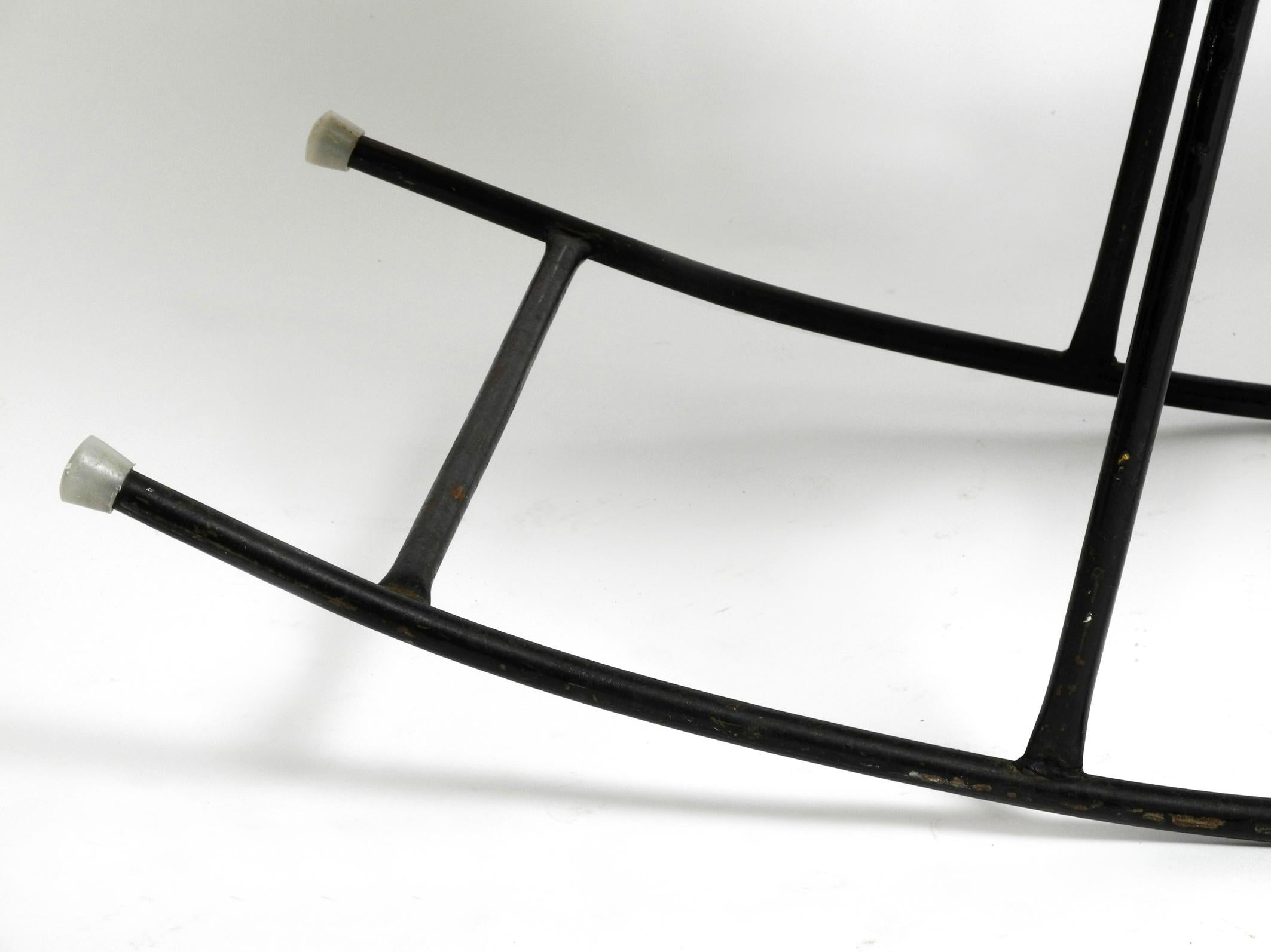 Chaise à bascule moderne du milieu du siècle dernier en métal peint en noir et rotin en vente 5