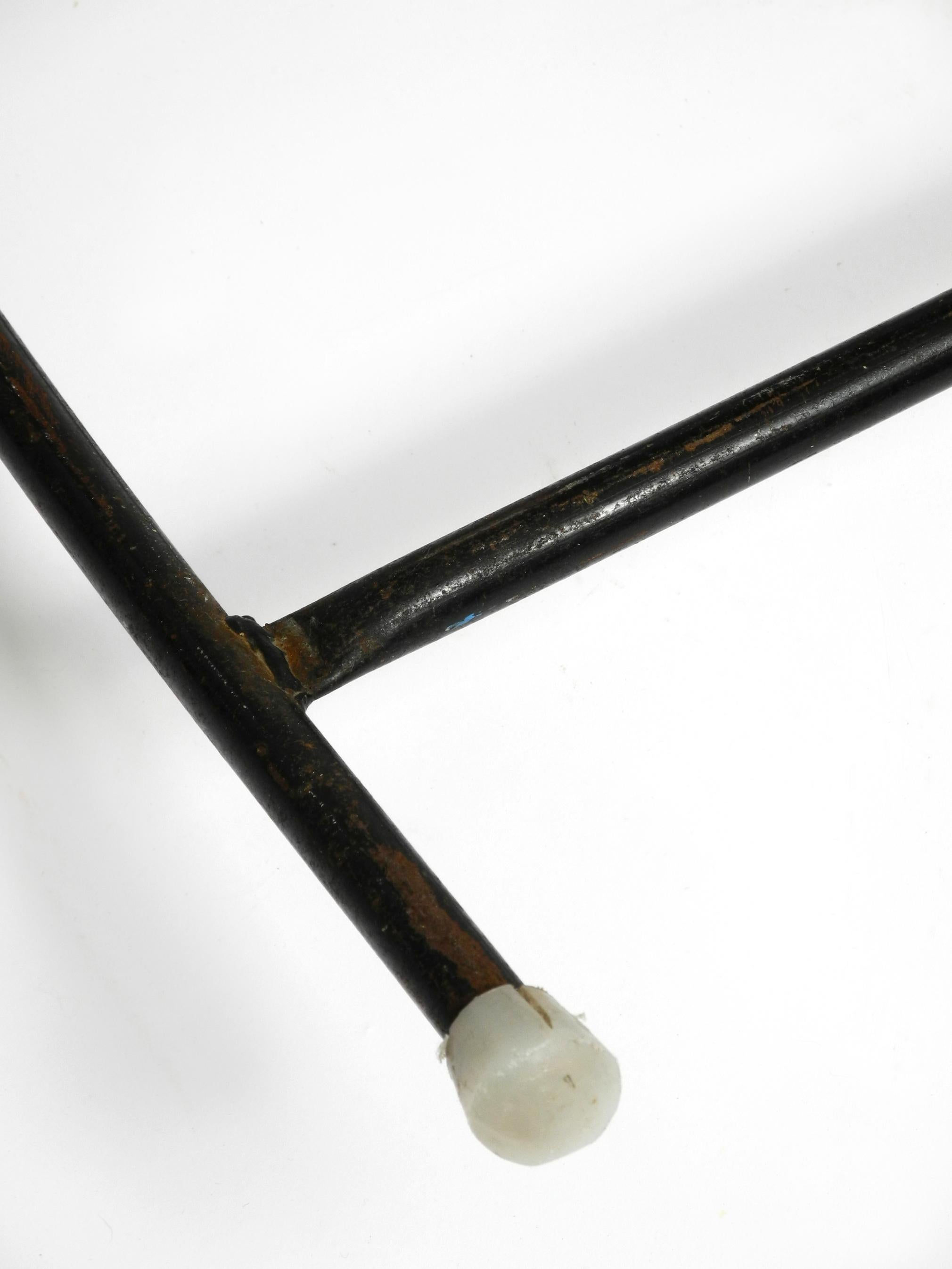 Moderner Schaukelstuhl aus der Mitte des Jahrhunderts aus schwarz lackiertem Metall und Rattan im Angebot 7