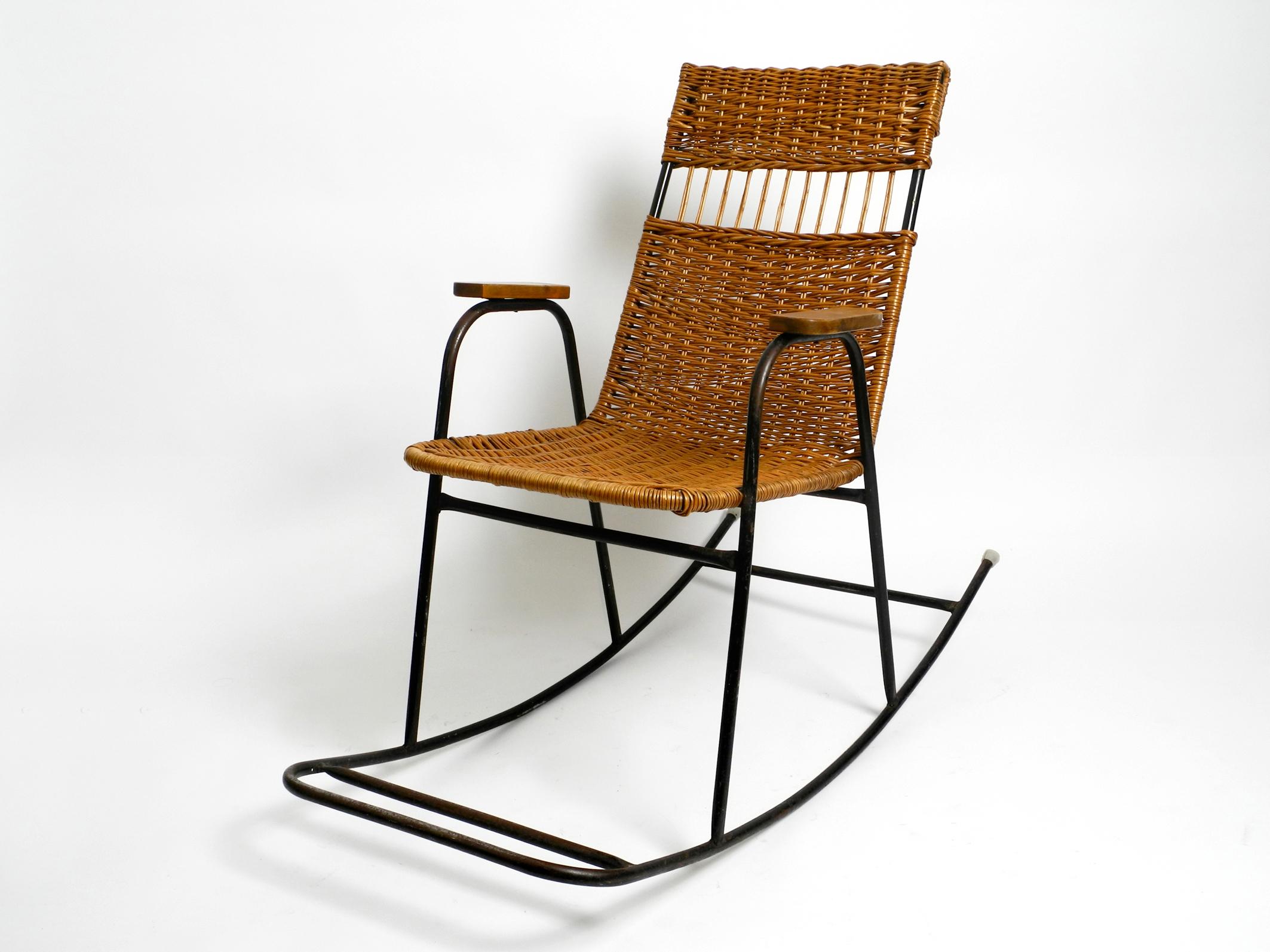 Européen Chaise à bascule moderne du milieu du siècle dernier en métal peint en noir et rotin en vente