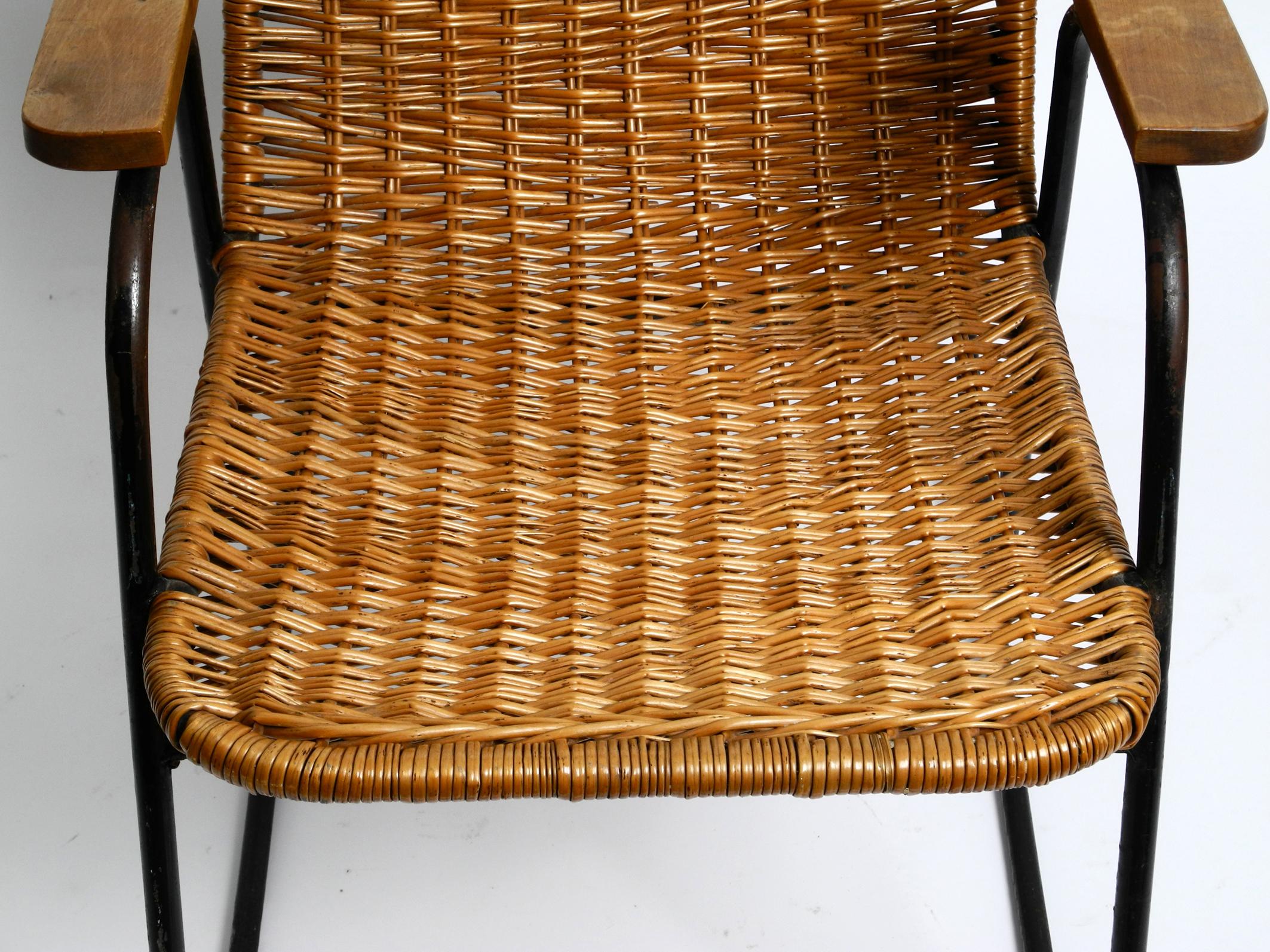 Mid-Century Modern Rocking Chair Made of Black Painted Metal and Rattan For Sale 1