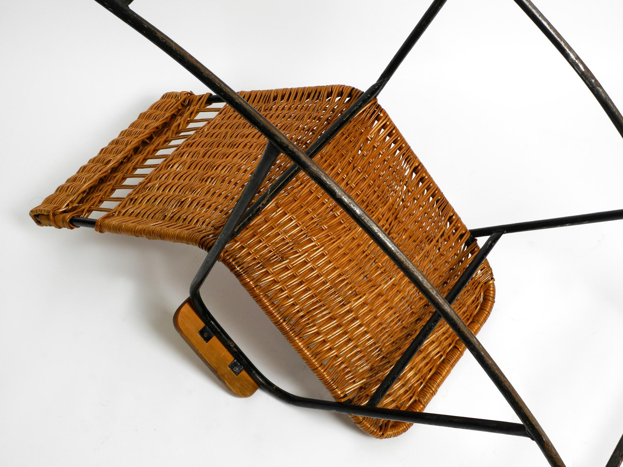 Moderner Schaukelstuhl aus der Mitte des Jahrhunderts aus schwarz lackiertem Metall und Rattan im Angebot 2