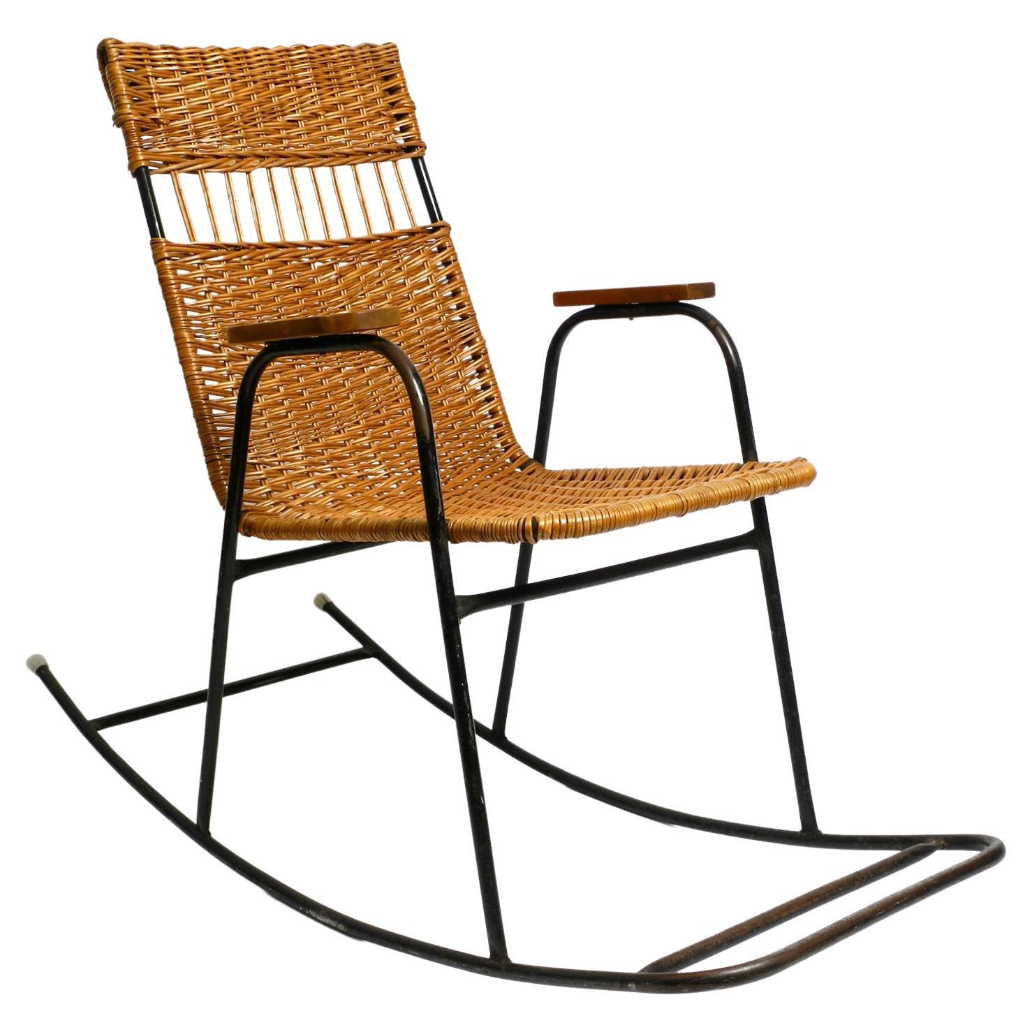 Chaise à bascule moderne du milieu du siècle dernier en métal peint en noir et rotin en vente