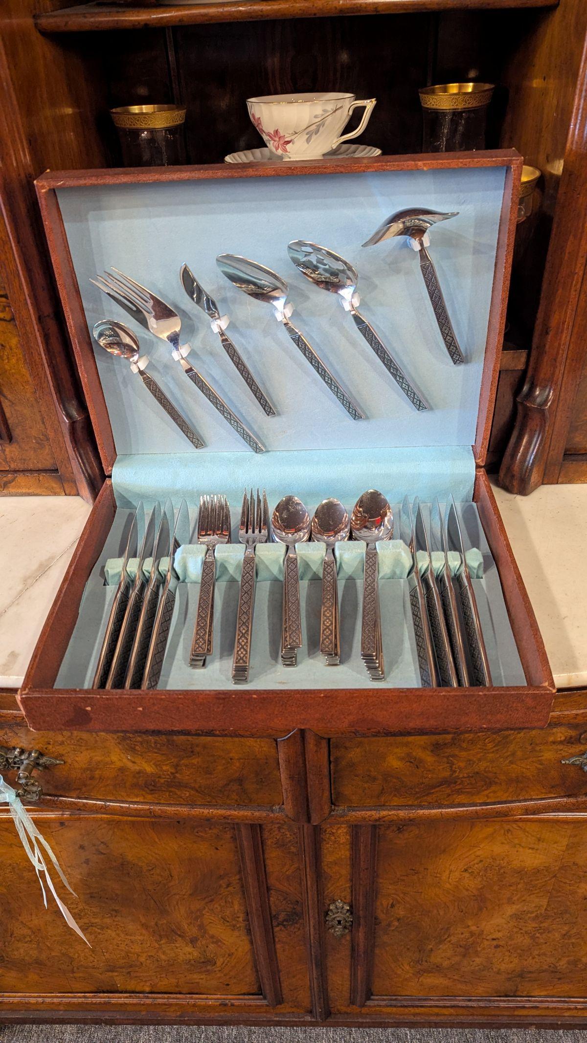 Ensemble complet de couverts en acier inoxydable Rogers dans leur boîte d'origine, service pour huit personnes plus six pièces de service, total de 46 .  Motif géométrique MCM de la fin des années 50 au début des années 60