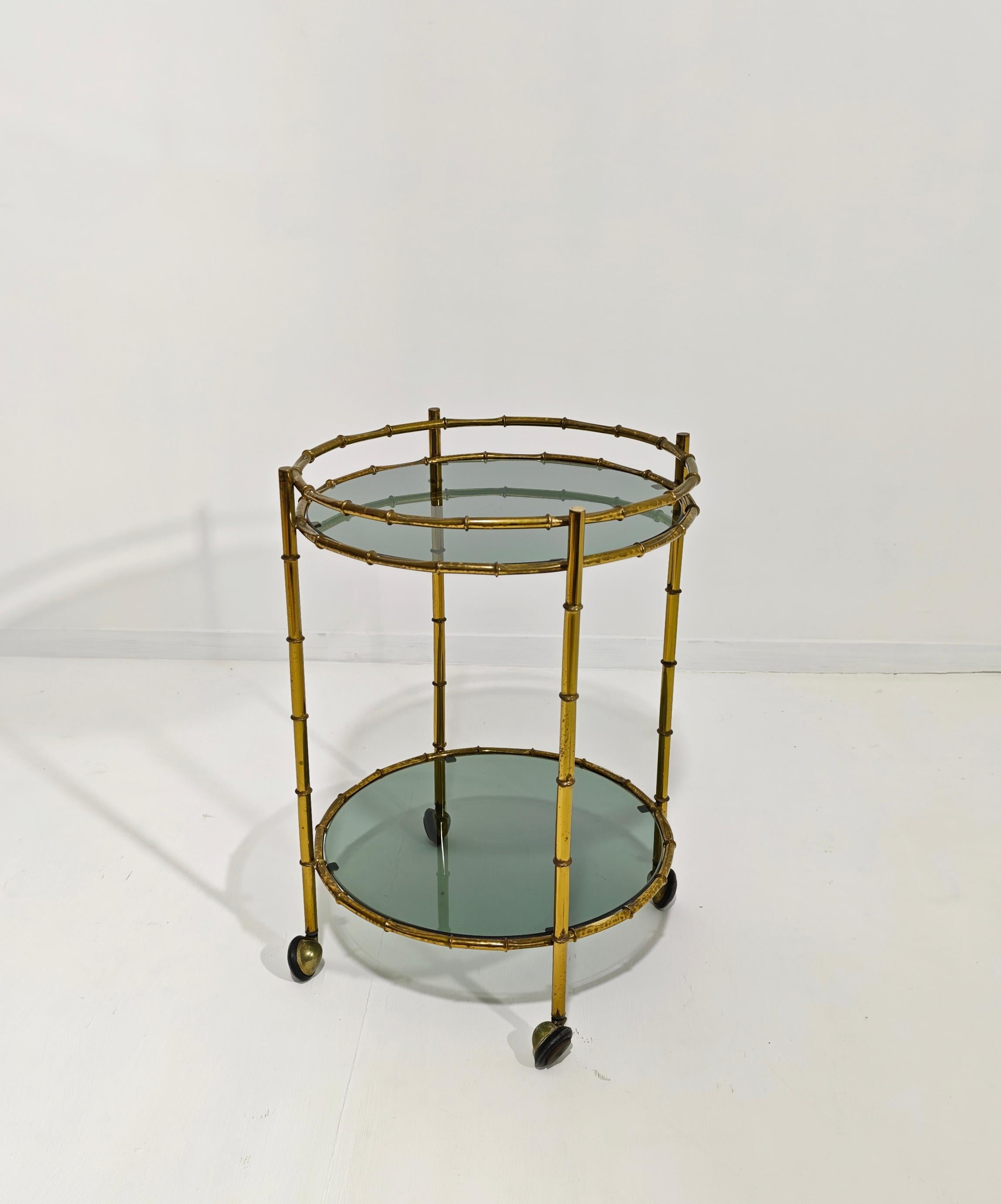 Mid-Century Modern Rolling Bar Cart in Brass and Glass Production Italy 60/70s en vente 4