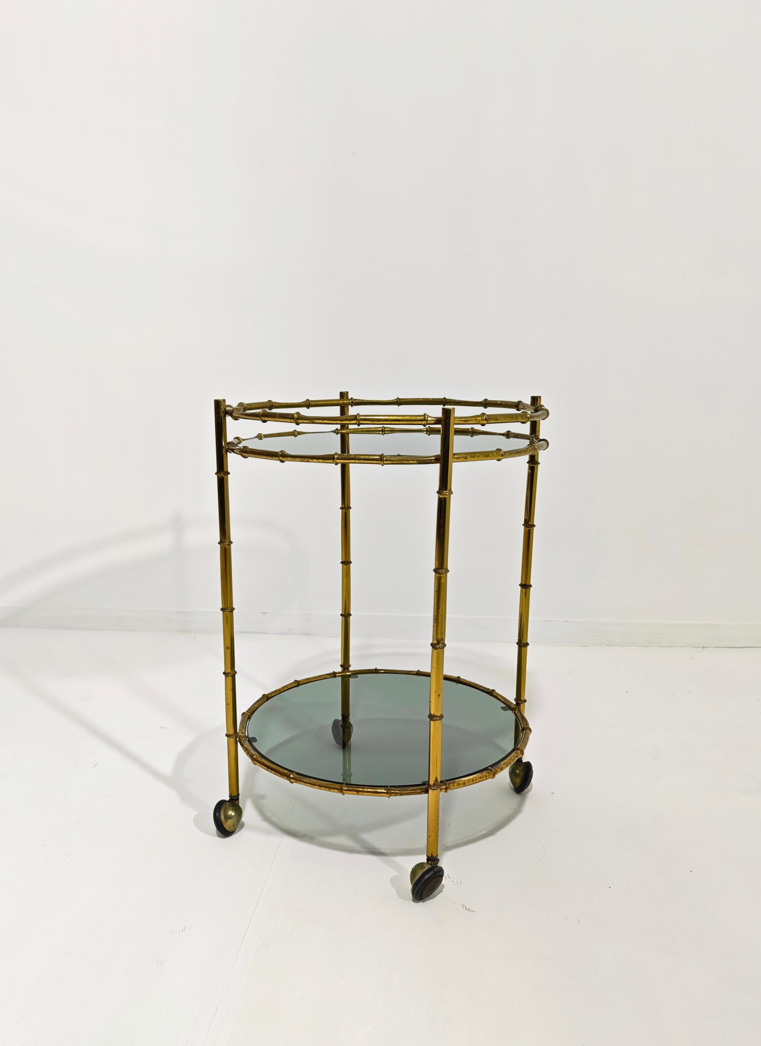 Mid-Century Modern Rolling Bar Cart in Brass and Glass Production Italy 60/70s en vente 5