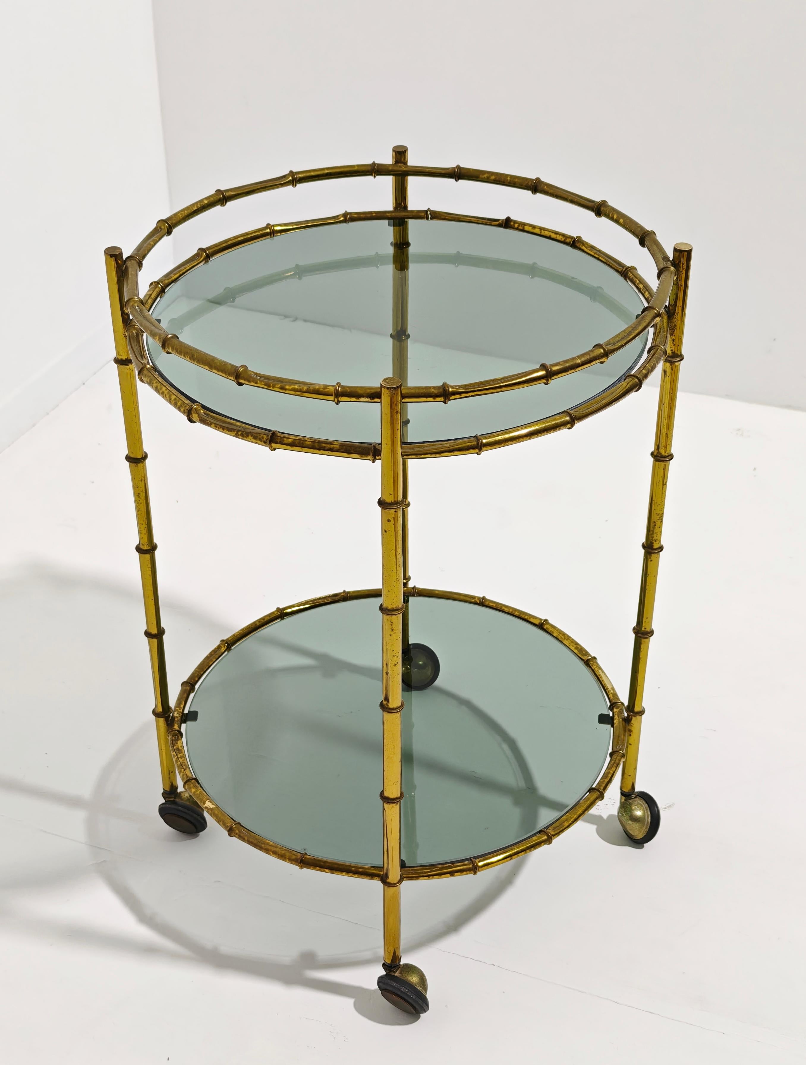 Mid-Century Modern Rolling Bar Cart in Brass and Glass Production Italy 60/70s Bon état - En vente à Palermo, IT