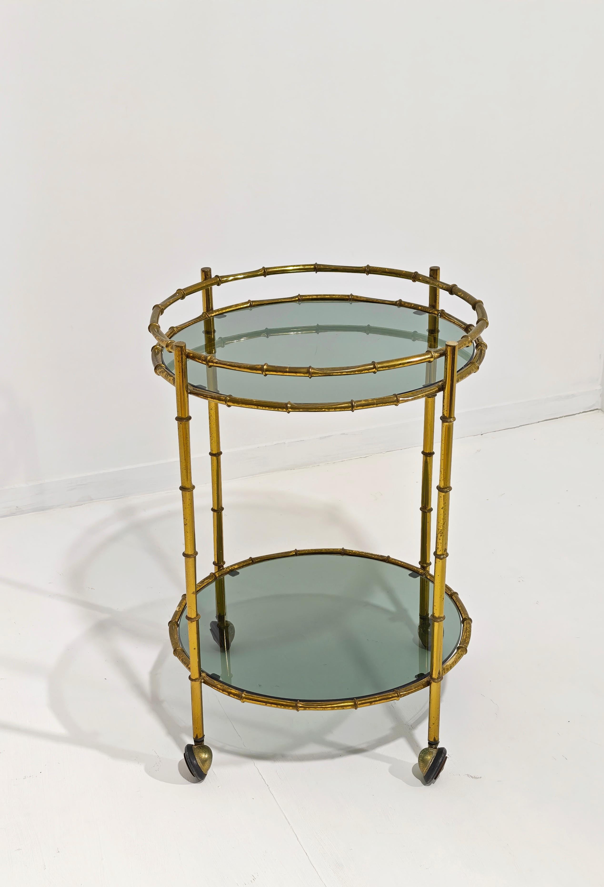 Laiton Mid-Century Modern Rolling Bar Cart in Brass and Glass Production Italy 60/70s en vente