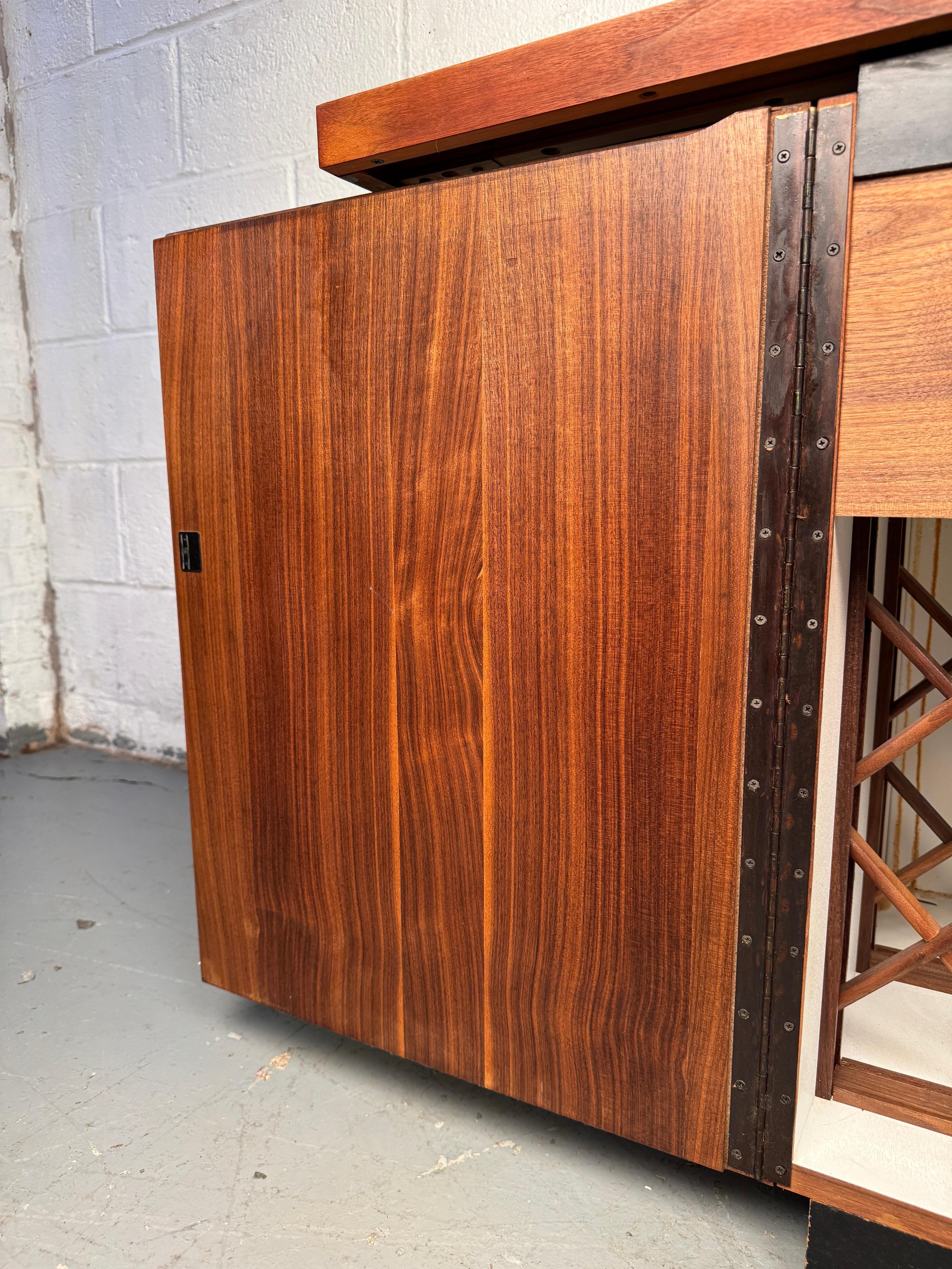 Mid-Century Modern Rolling Bar For Sale 8