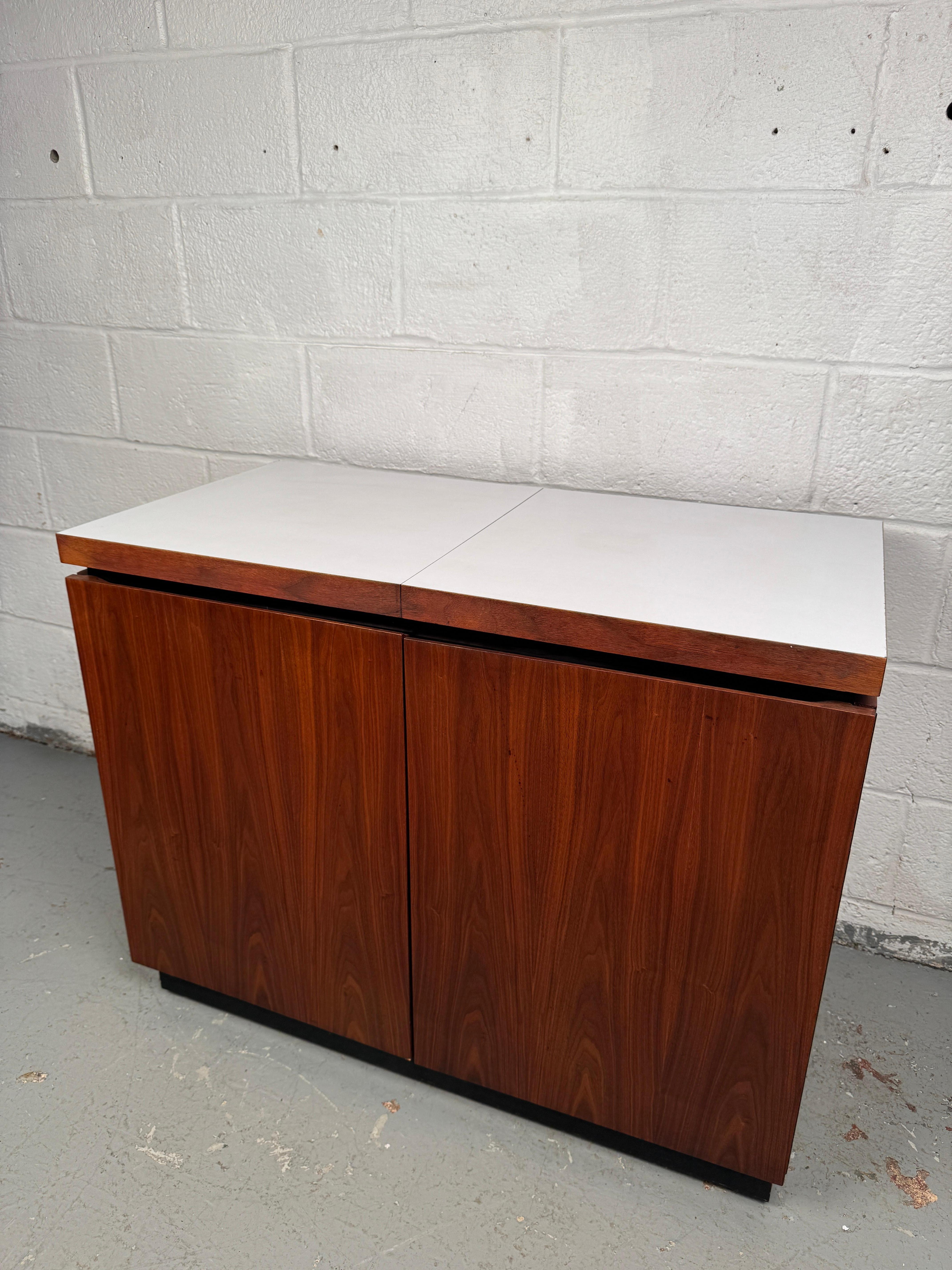 Mid-Century Modern Rolling Bar In Good Condition For Sale In Brooklyn, NY