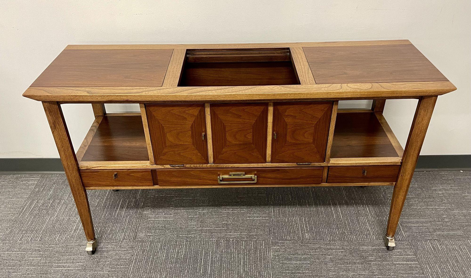Mid-Century Modern Rolling Console / Bar Cart or Serving Table In Good Condition For Sale In Stamford, CT