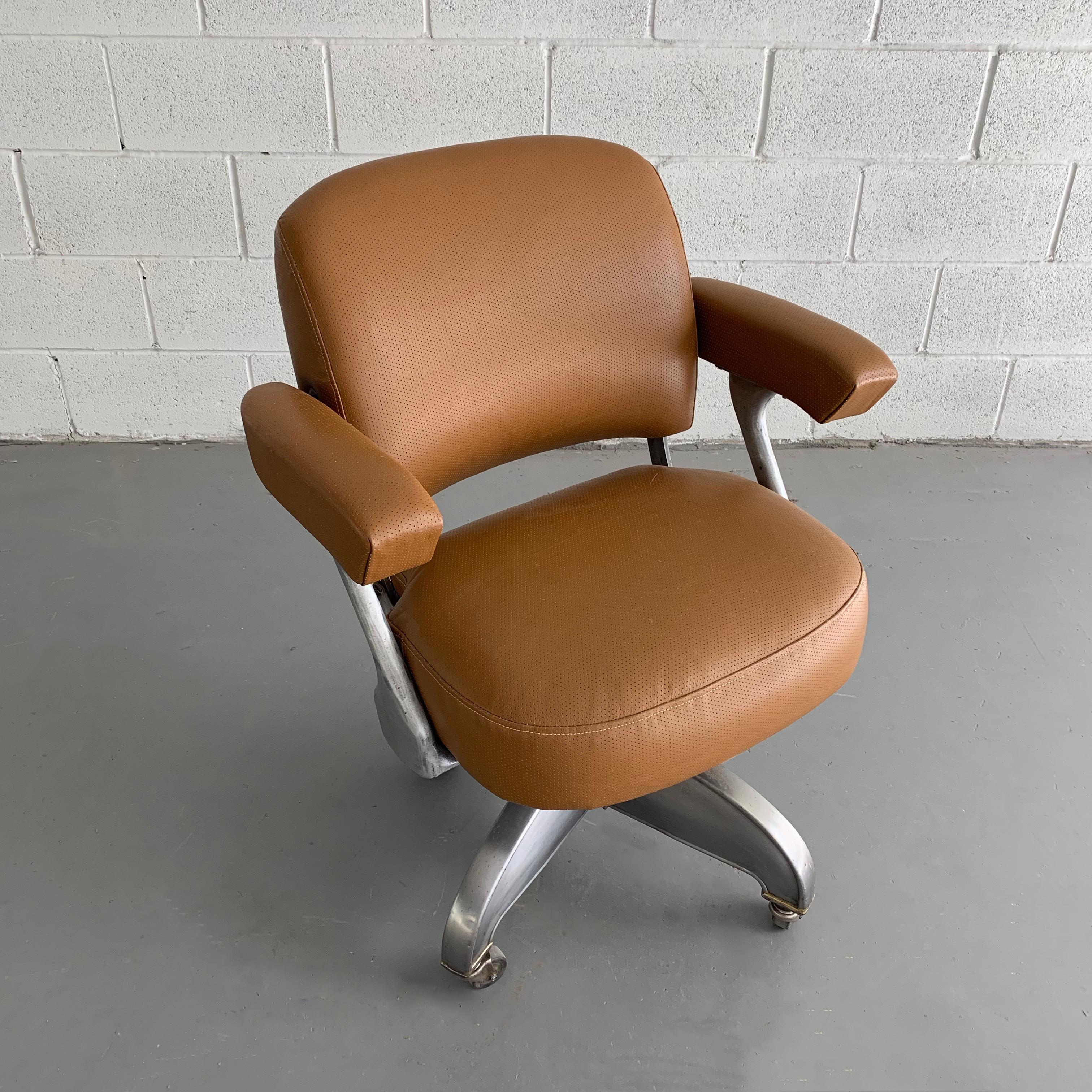 Mid-Century Modern Rolling Leather Office Armchair In Good Condition In Brooklyn, NY