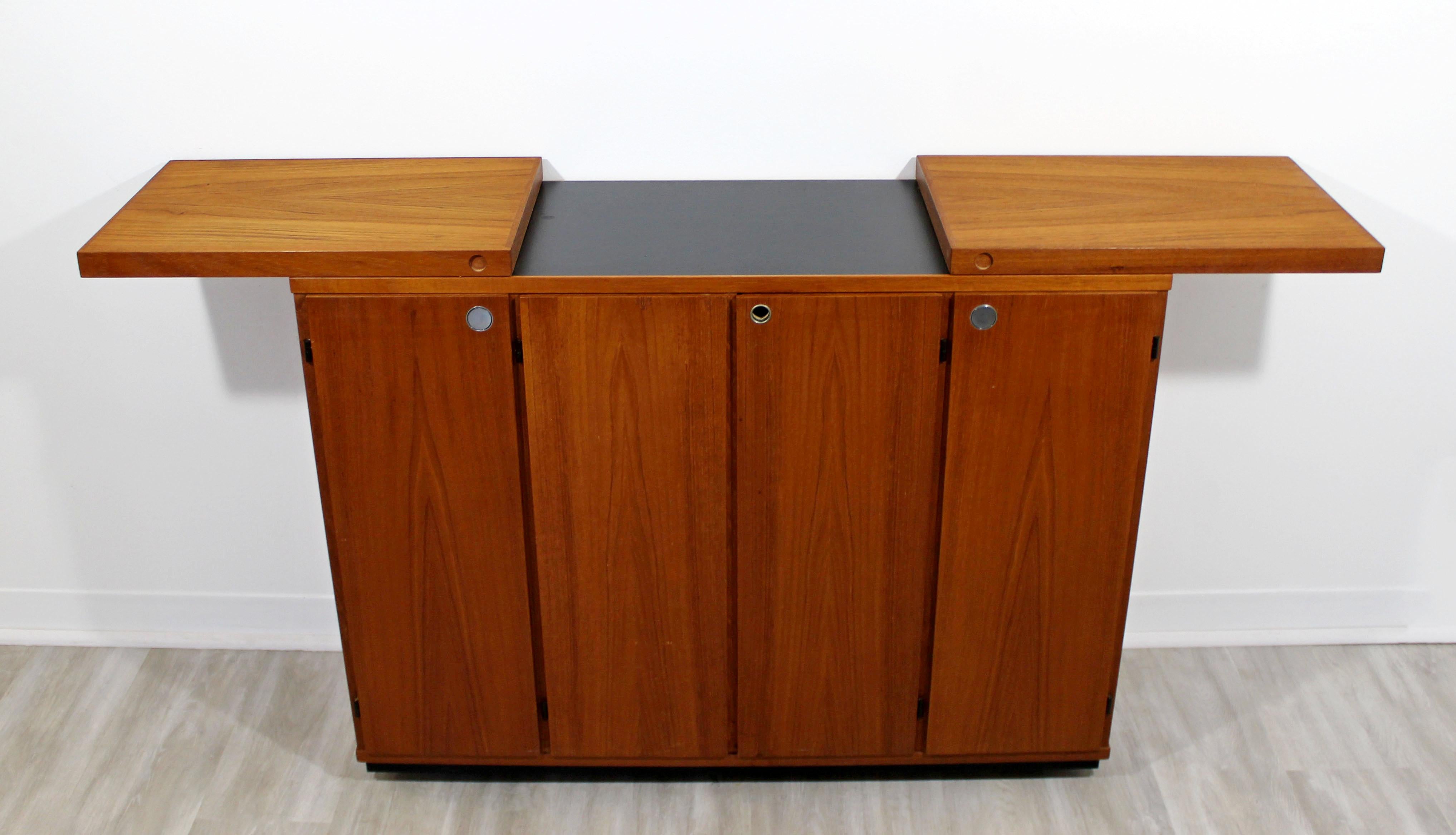 Mid-Century Modern Rolling Teak Expandable Top Bar on Casters Danish, 1960s In Good Condition In Keego Harbor, MI