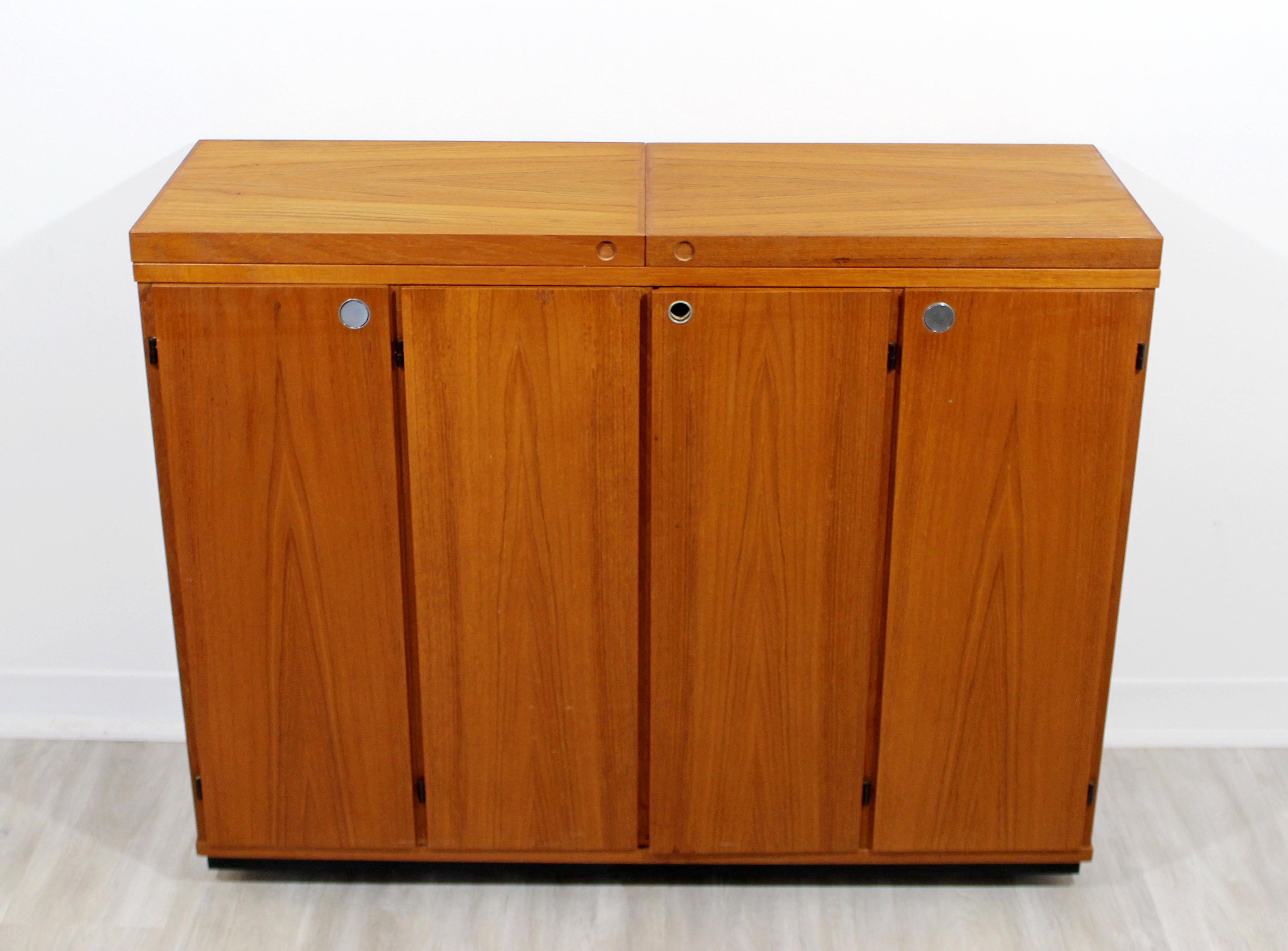 Mid-Century Modern Rolling Teak Expandable Top Bar on Casters Danish, 1960s 2