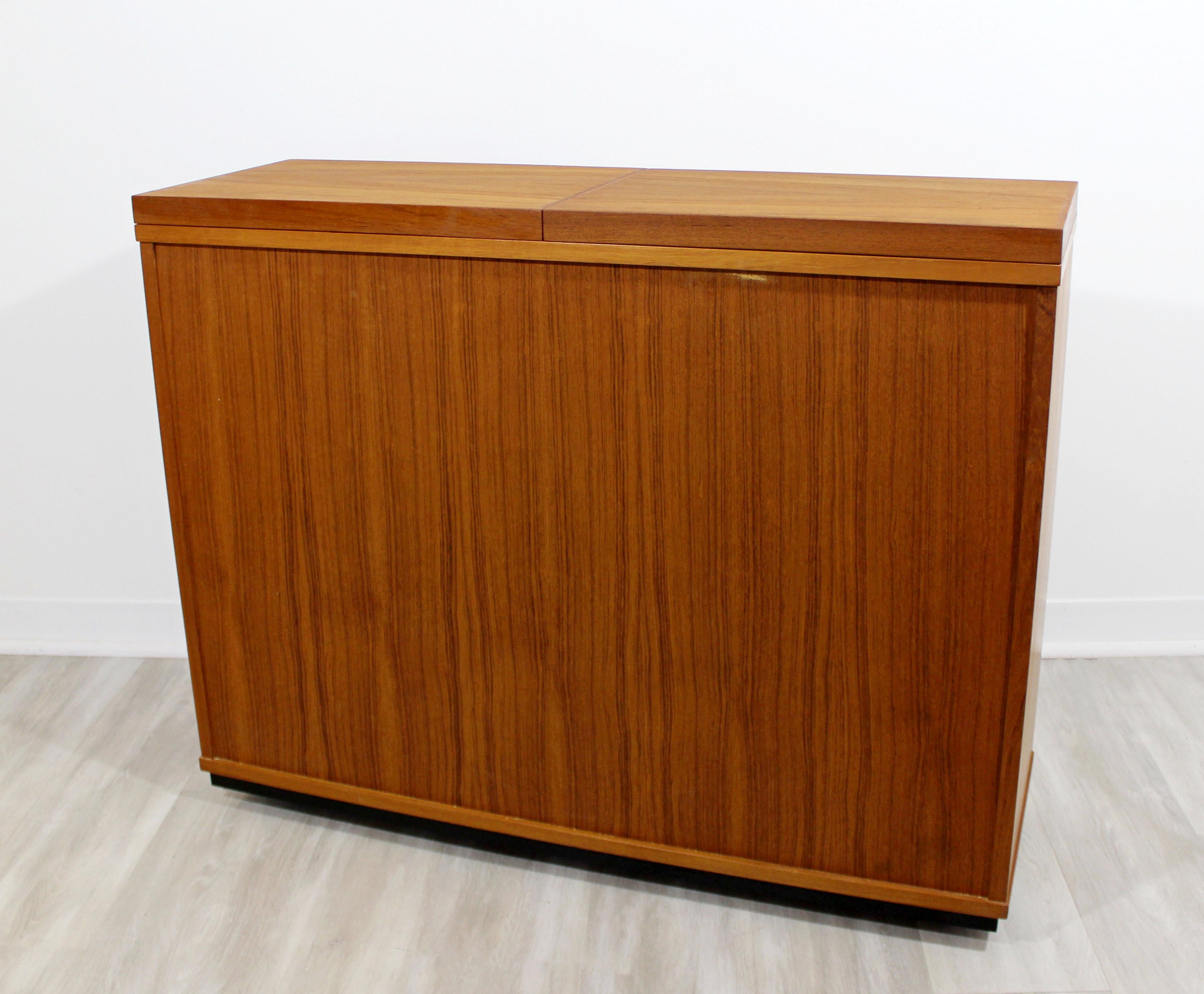 Mid-Century Modern Rolling Teak Expandable Top Bar on Casters Danish, 1960s 4