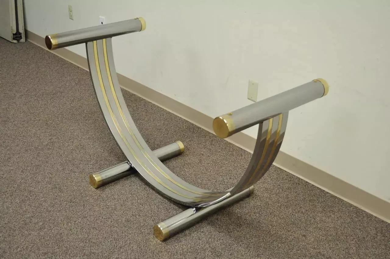 Inconnu Table de salle à manger de style Romeo Rega mi-siècle moderne en laiton chromé et verre en vente