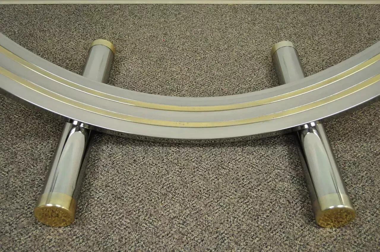 Table de salle à manger de style Romeo Rega mi-siècle moderne en laiton chromé et verre Bon état - En vente à Philadelphia, PA